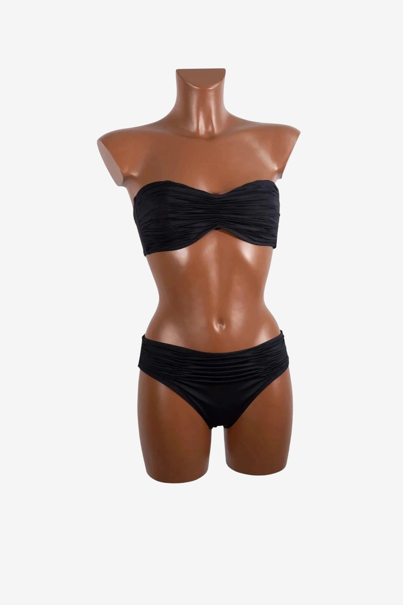 Bikini a fascia nero da donna con top senza spalline e slip coordinato dal design elegante.