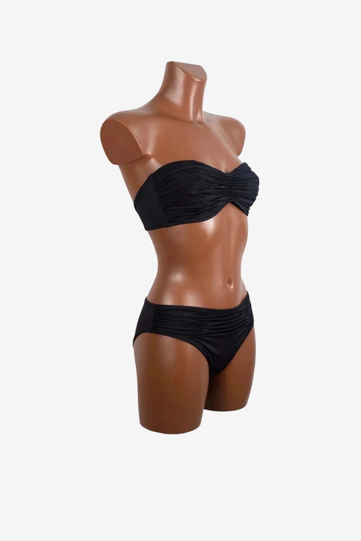Bikini a fascia nero da donna con top senza spalline e slip coordinato.