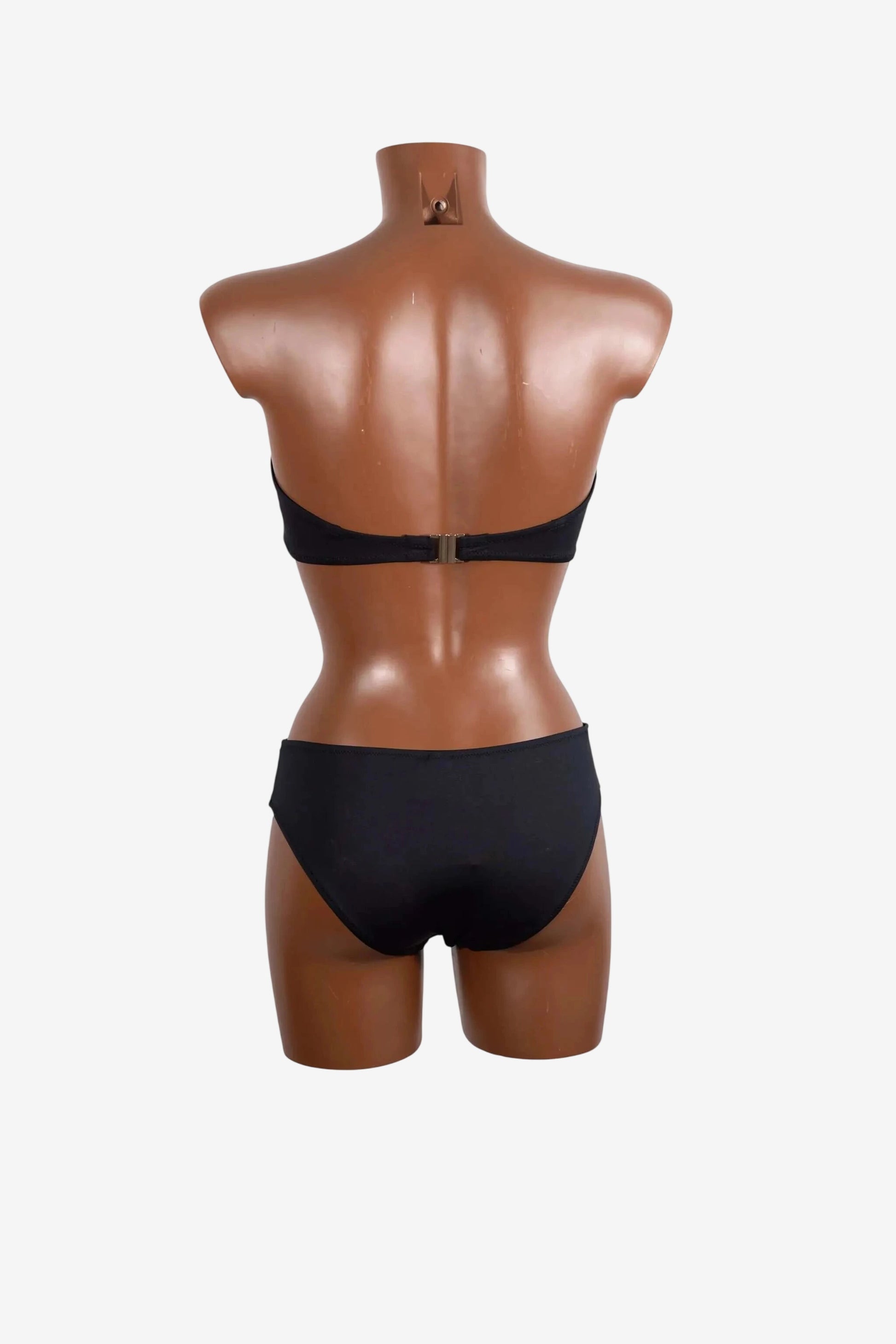 Bikini a fascia nero da donna con slip coordinato indossato da un manichino.