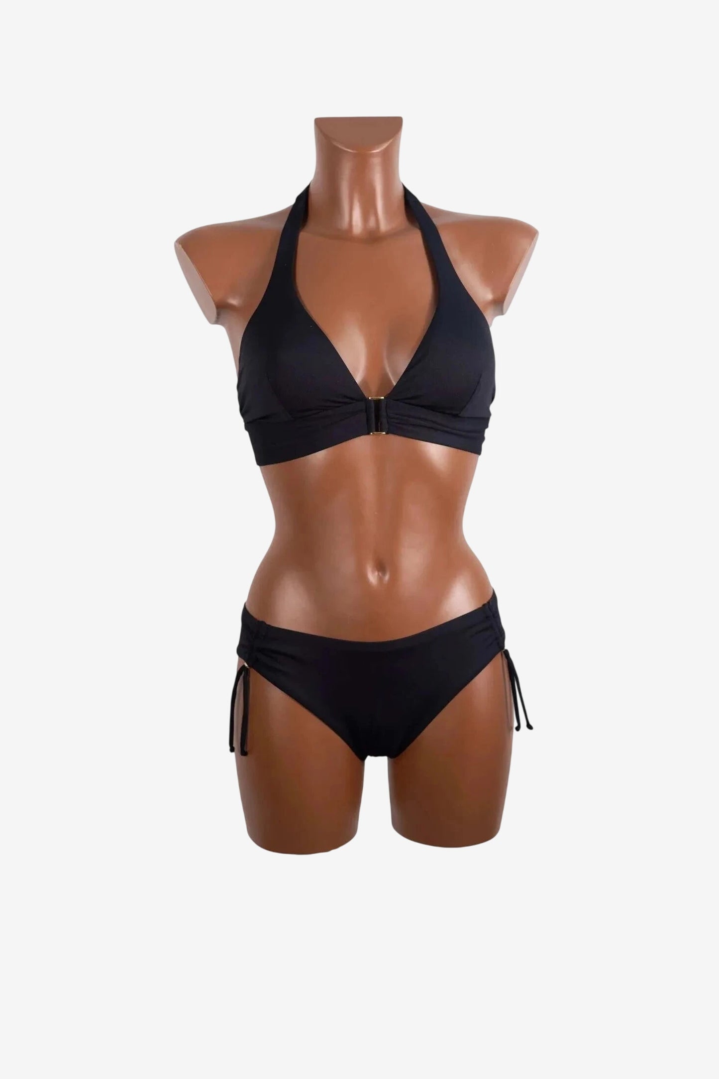 Bikini a triangolo nero Roidal con allacciatura al collo e slip con fiocchetti laterali.