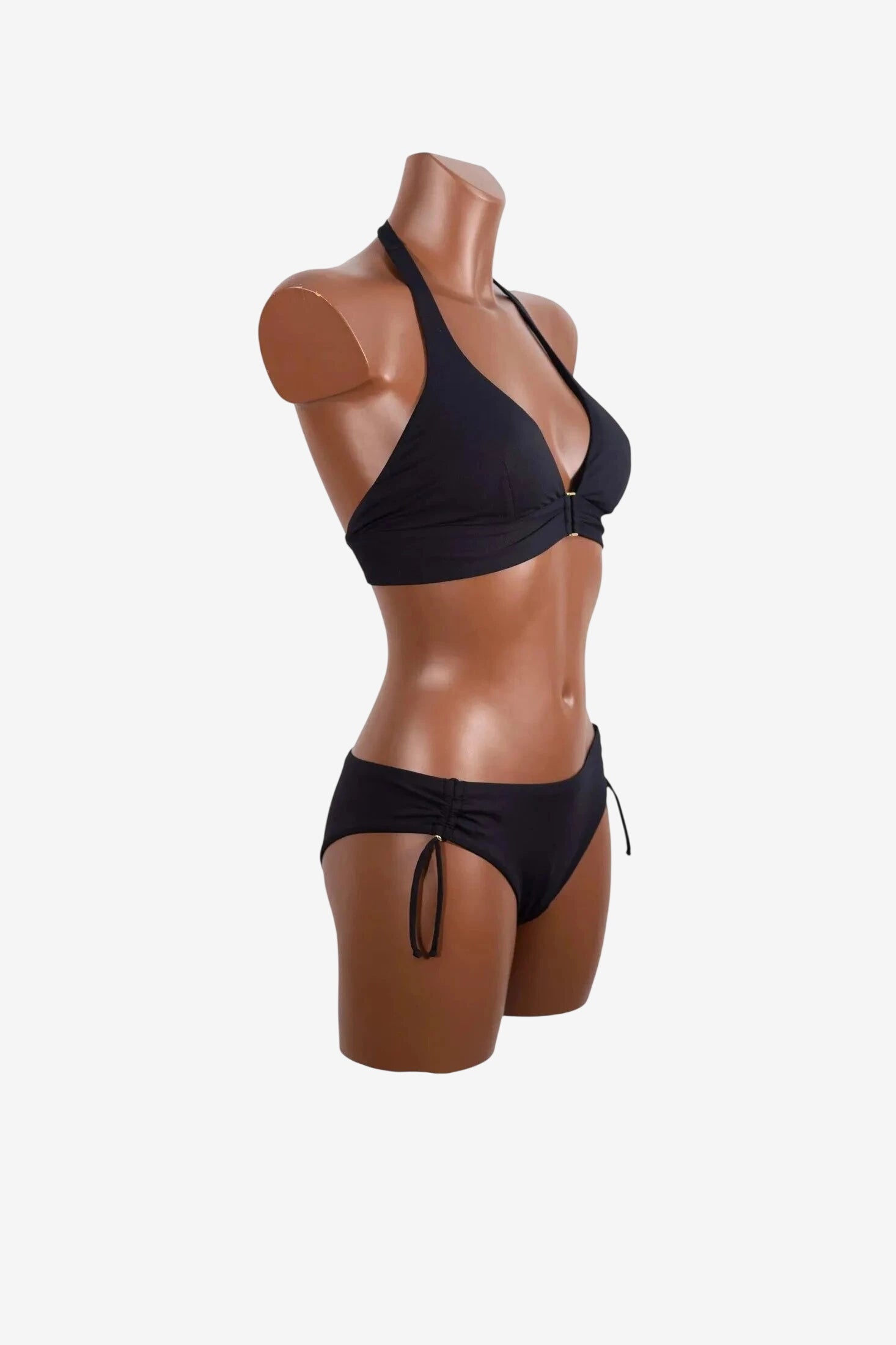 Bikini a triangolo nero Roidal con allacciatura al collo e slip con fiocchetti laterali.