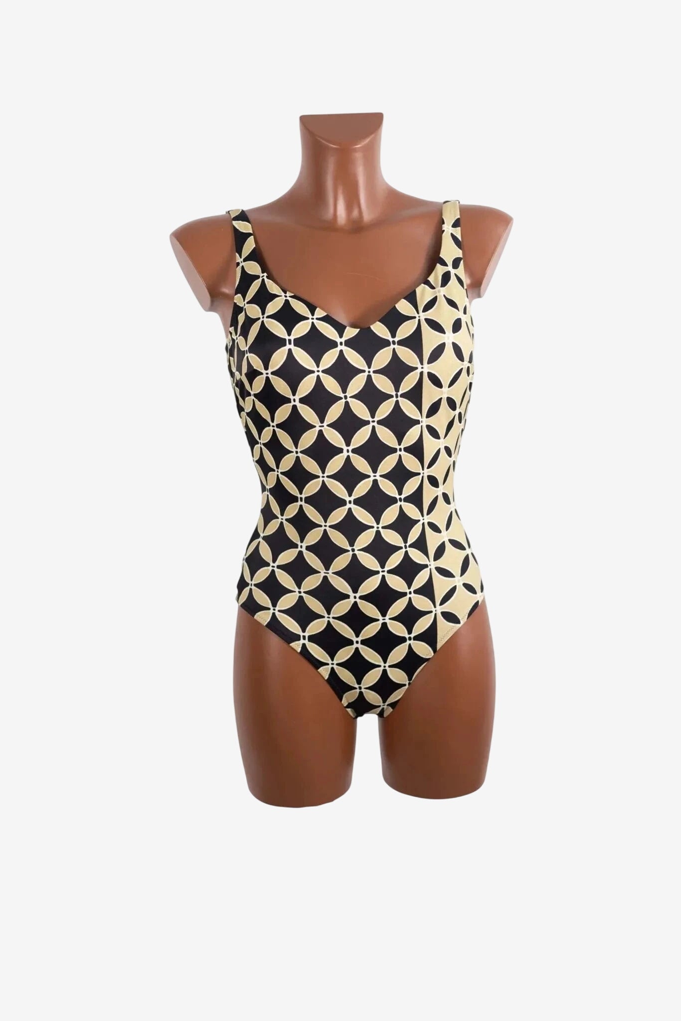 Costume intero Roidal con fantasia geometrica color sabbia e nero su manichino.