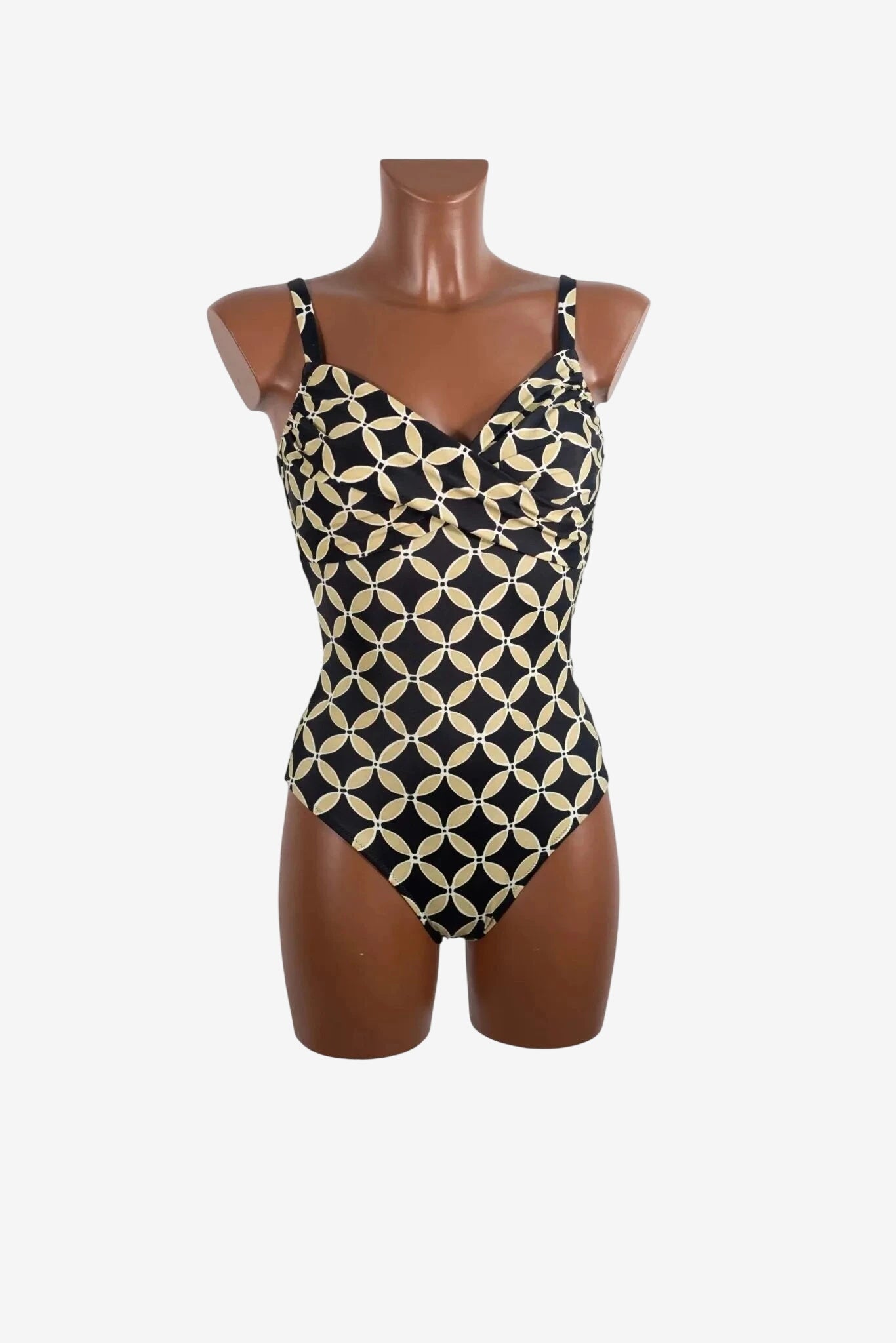 Costume intero Roidal con scollo a incrocio e fantasia geometrica beige su fondo nero.