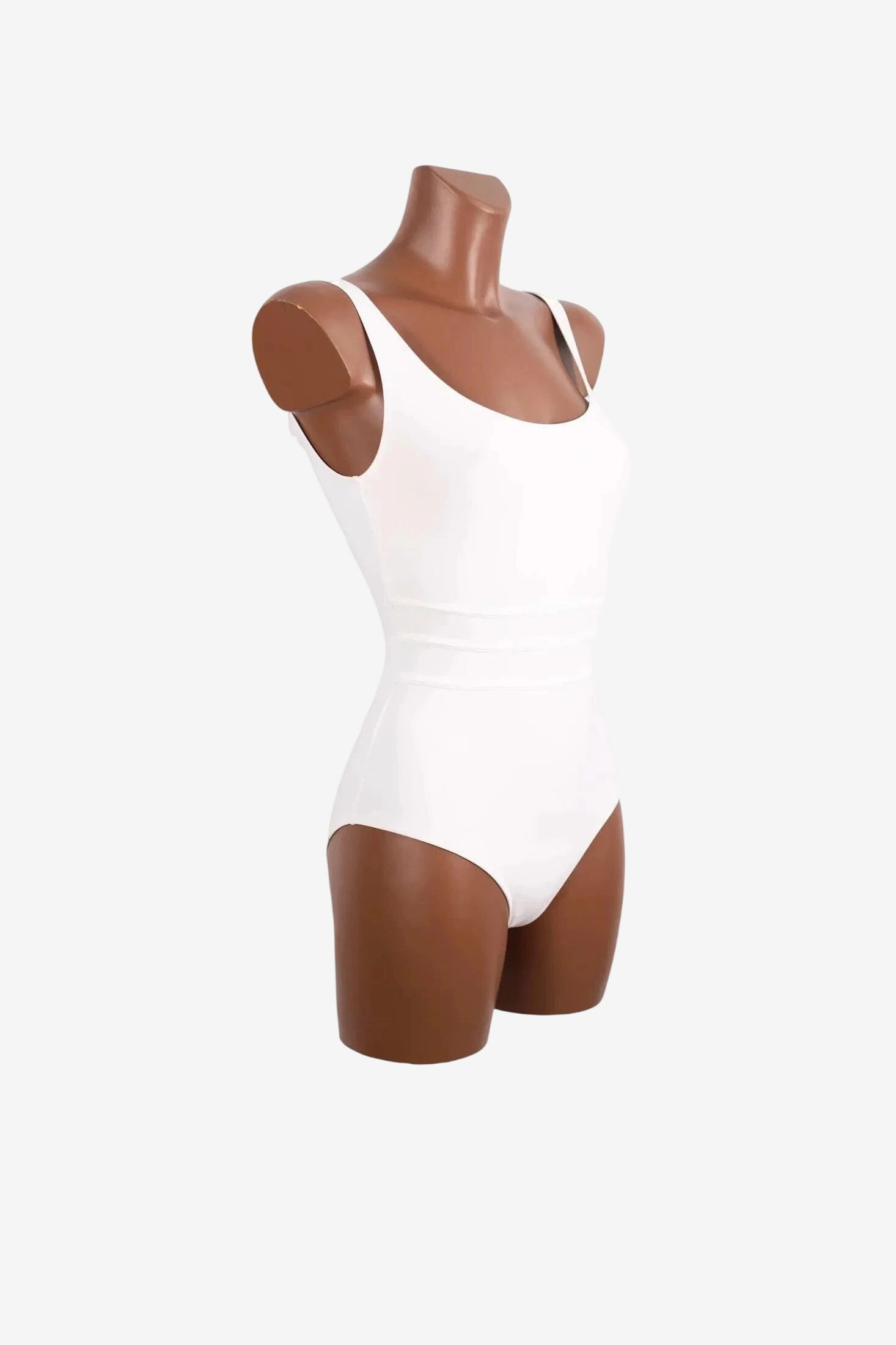 Costume intero bianco Roidal dal design elegante su manichino.