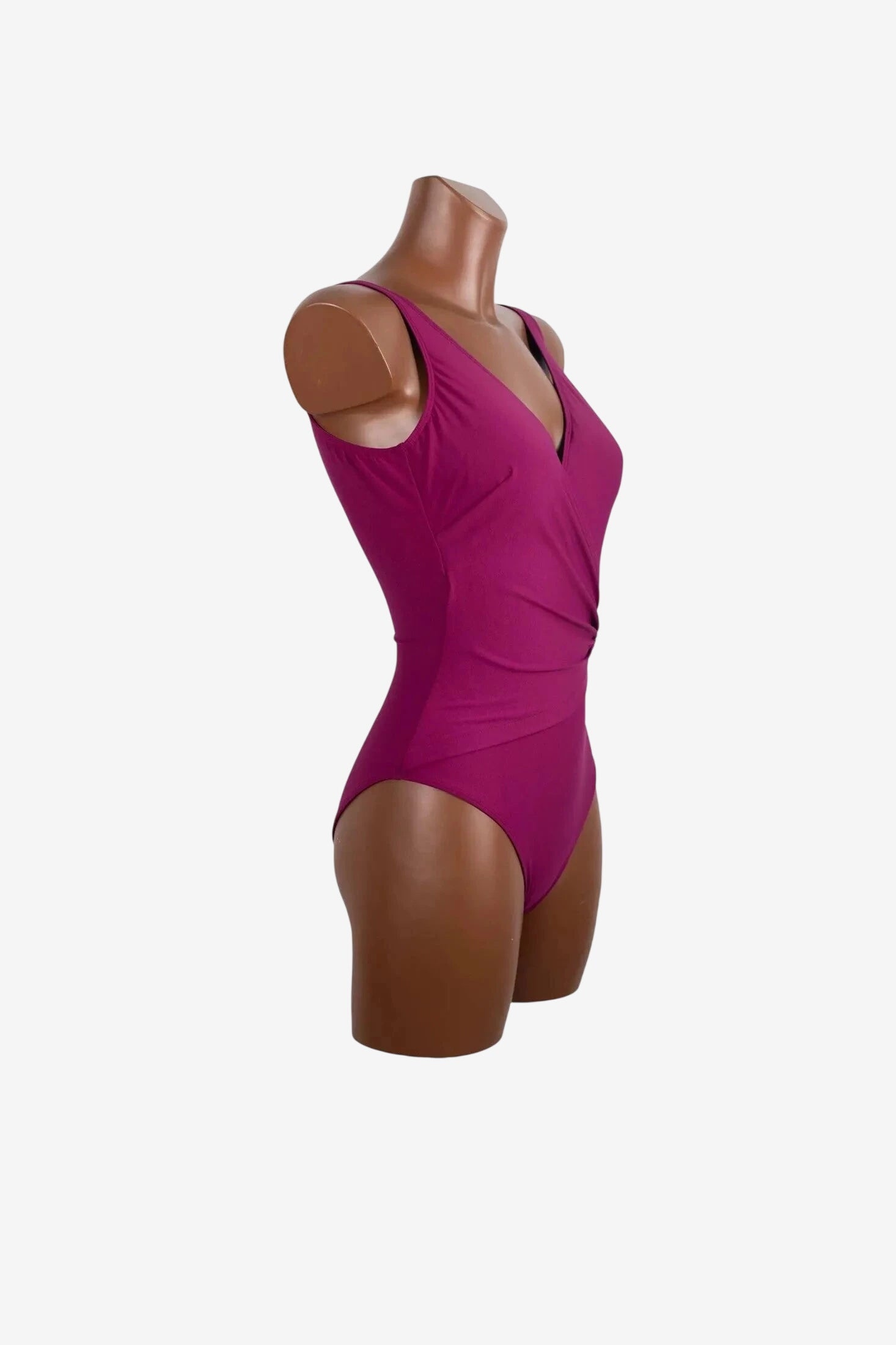 Costume intero Roidal bordeaux con scollo a incrocio su manichino.