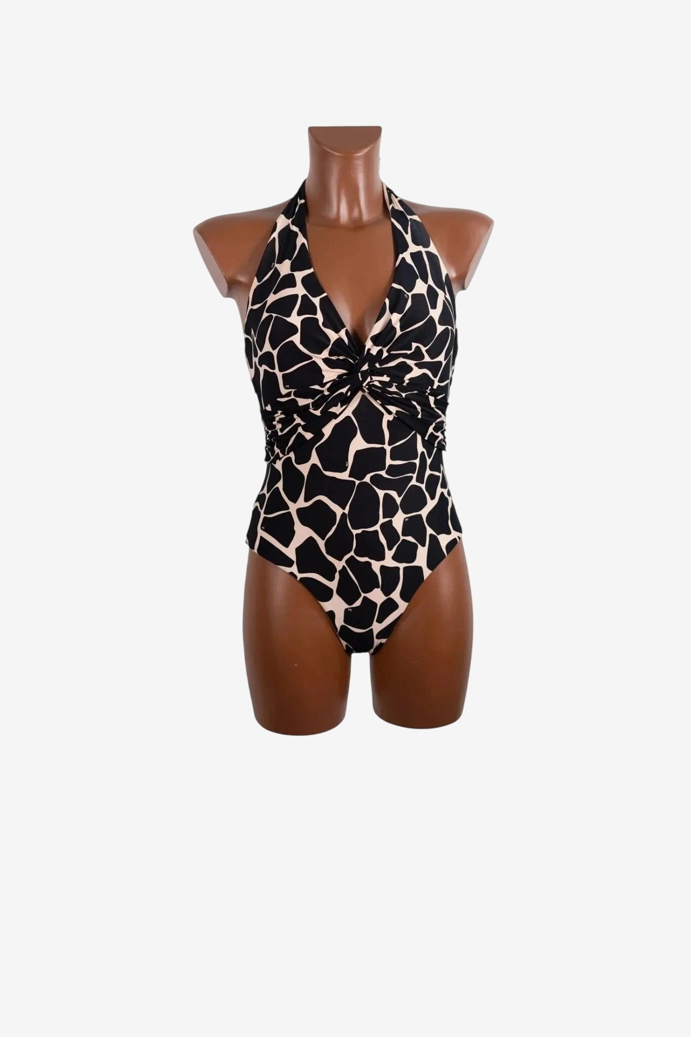 Costume intero IU con scollo all'americana e stampa animalier su fondo chiaro.