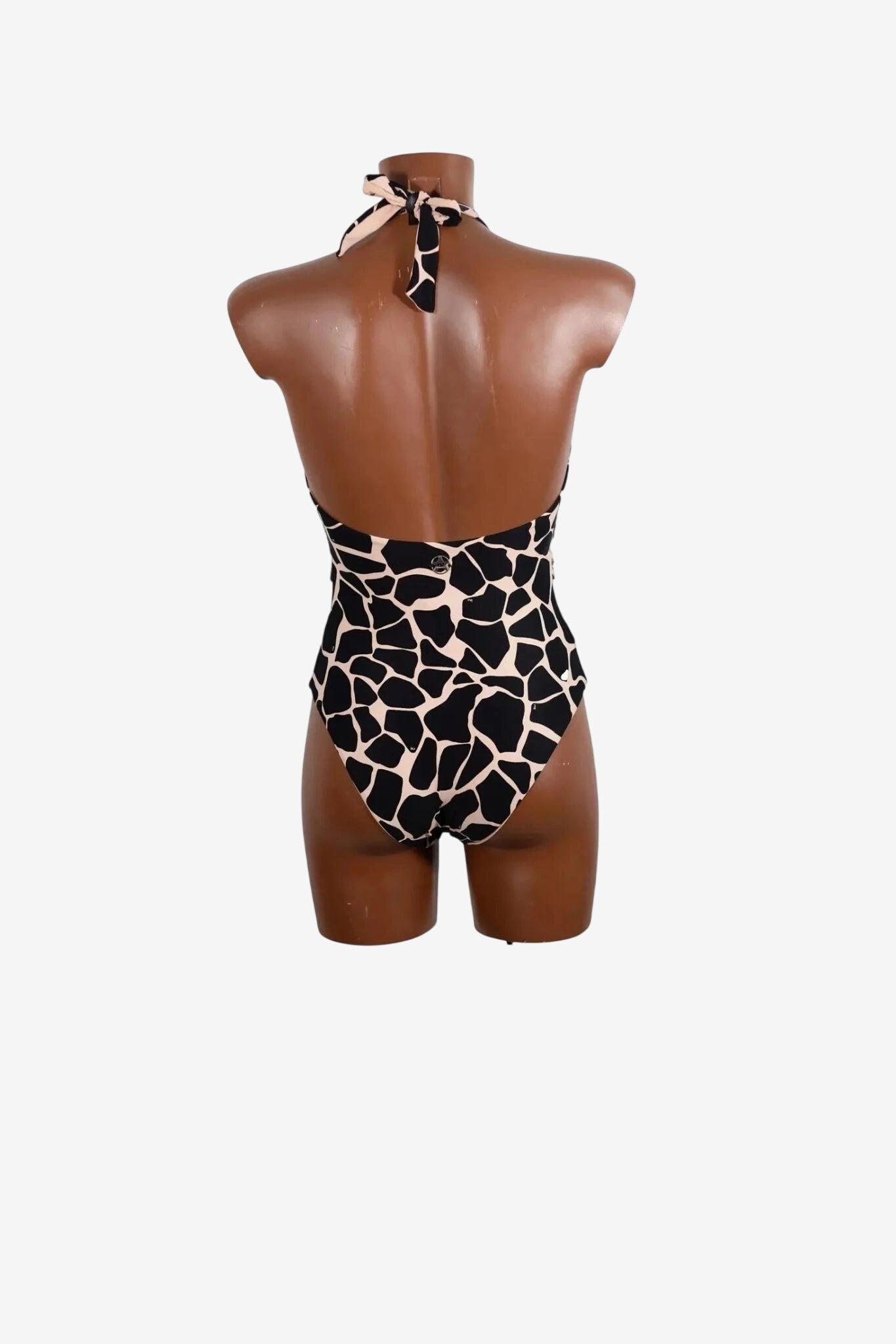 Costume intero IU con stampa animalier a macchie nere su fondo beige e allacciatura al collo.