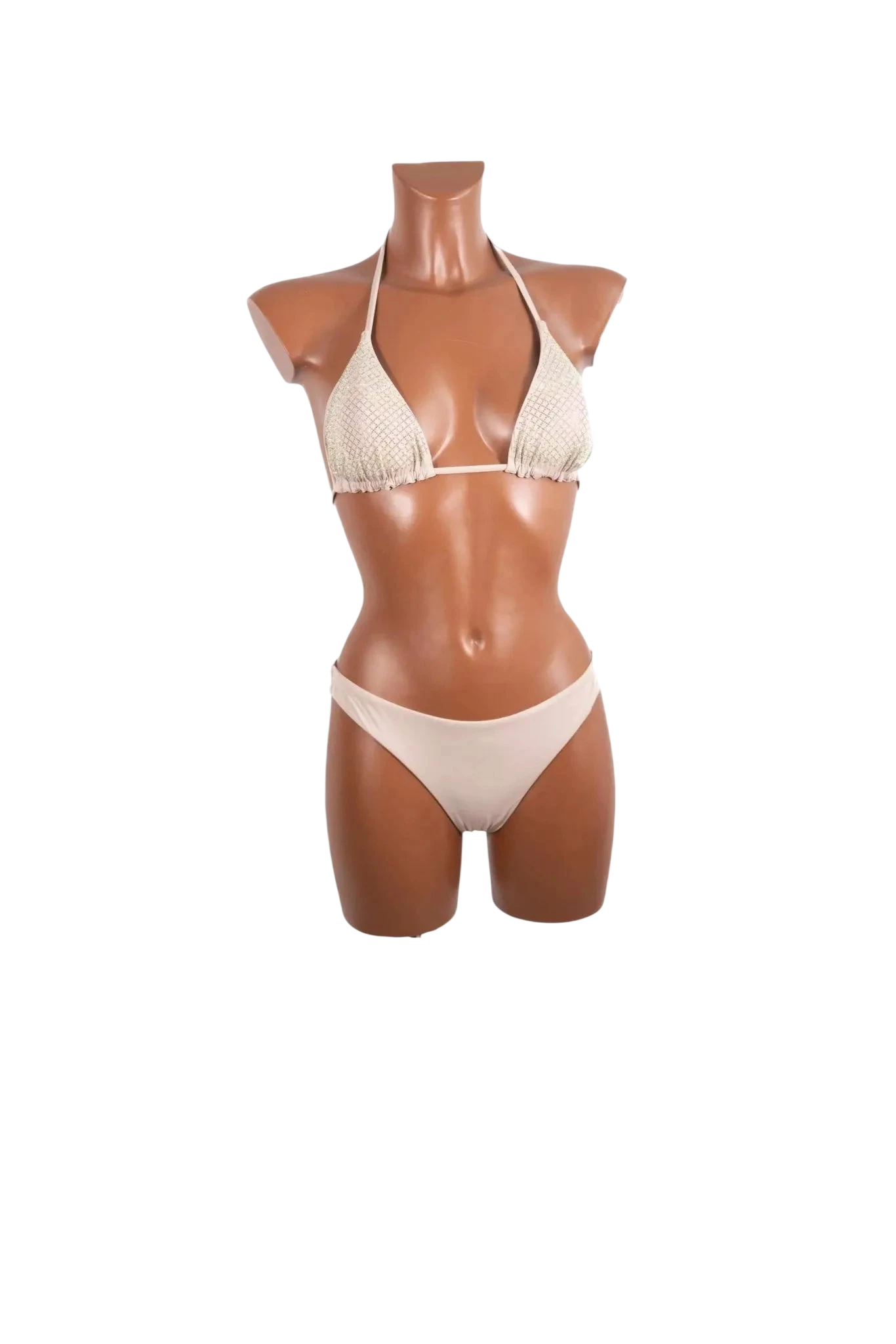 Bikini a triangolo color crema con texture lavorata su un manichino.