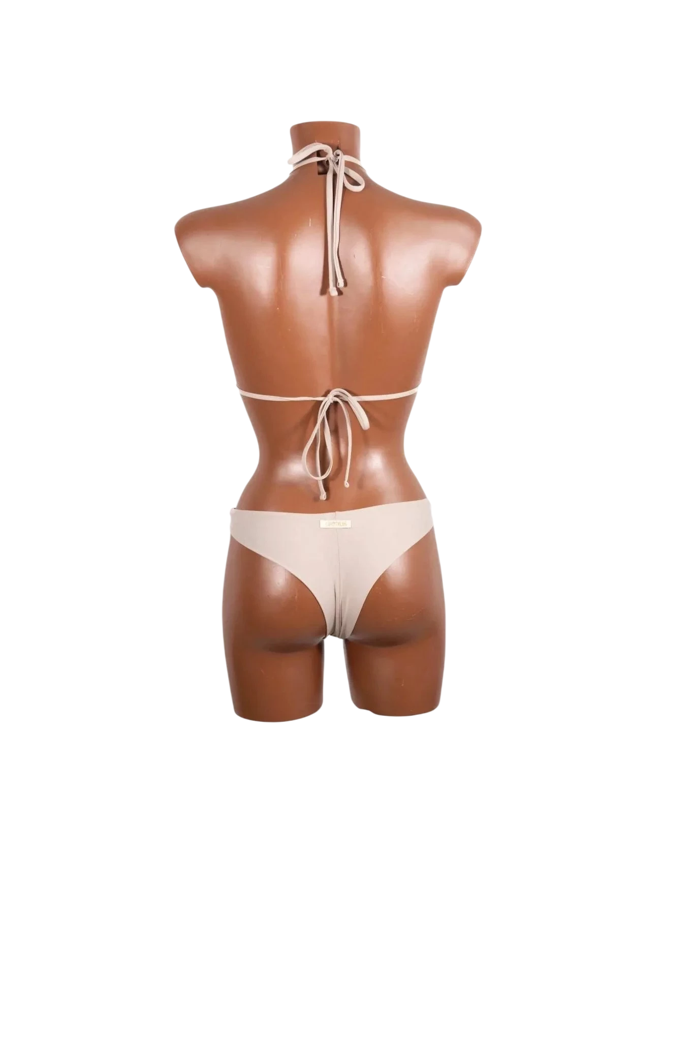 Bikini a triangolo color beige indossato da un manichino, visto di spalle.