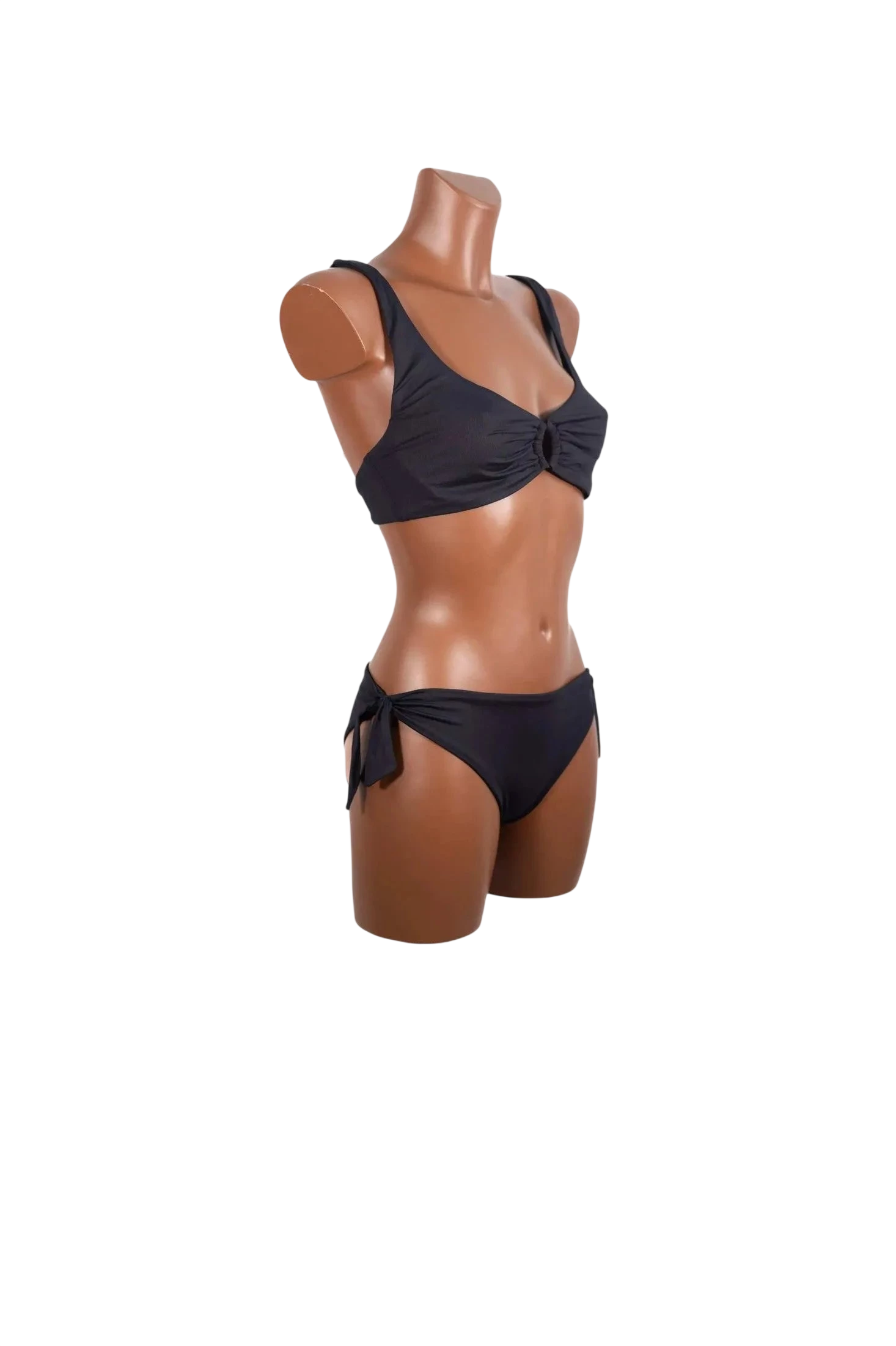 Bikini nero con ferretto e slip con laccetti laterali indossato da un manichino.