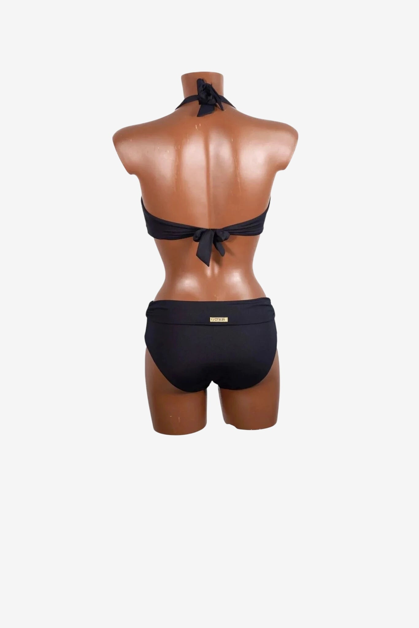 Bikini a vela nero da donna con top a triangolo e slip con logo dorato su manichino.