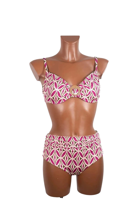 Bikini con ferretto caratterizzato da un motivo geometrico rosa e beige su un manichino.