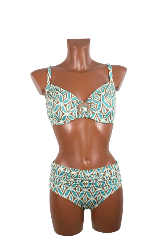 Bikini con ferretto e coppa D caratterizzato da una fantasia geometrica nei toni del blu e beige.