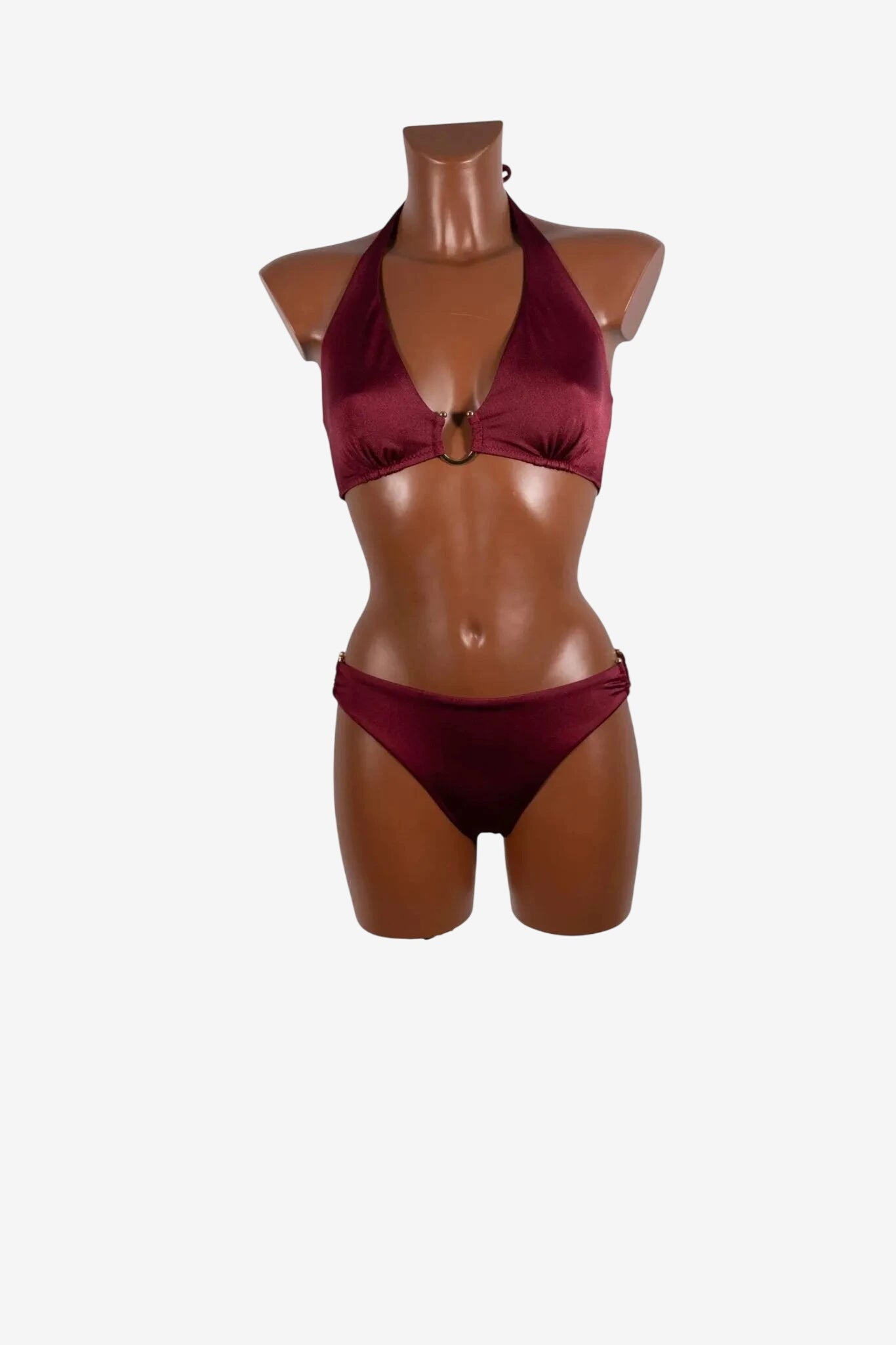 Bikini a vela color bordeaux con dettaglio ad anello centrale su manichino.