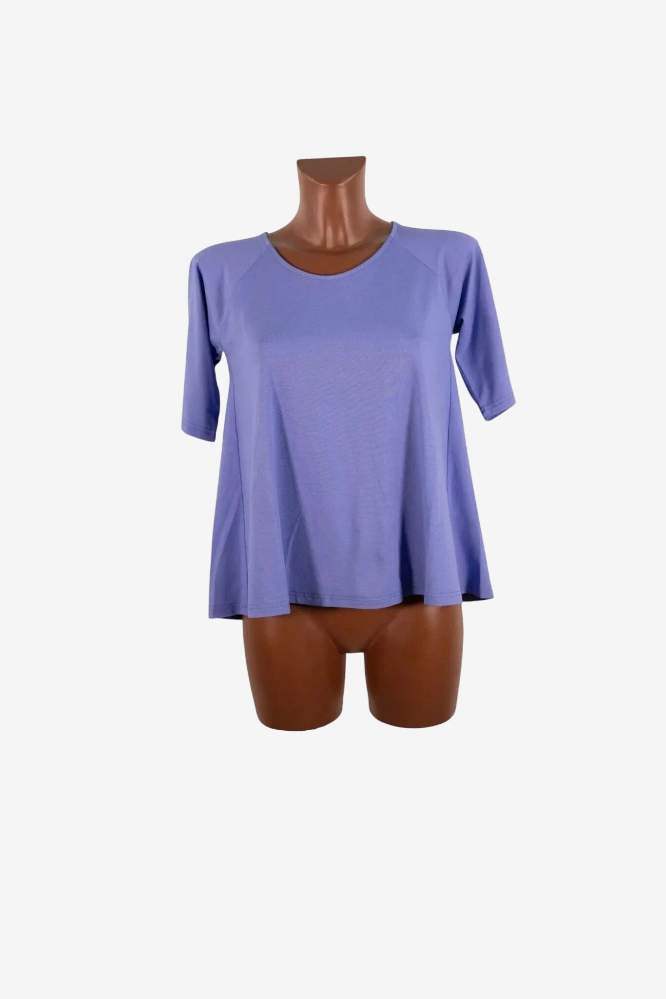 Maglia a maniche corte di colore lilla con taglio svasato su manichino.