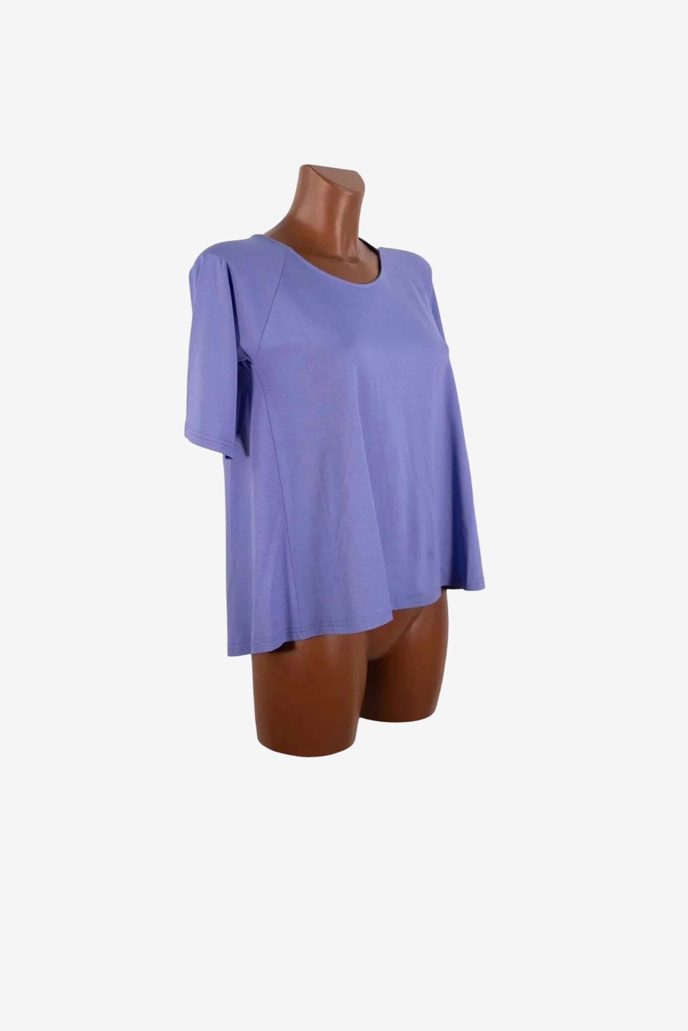Una maglia a maniche corte color pervinca con scollo rotondo su un manichino.