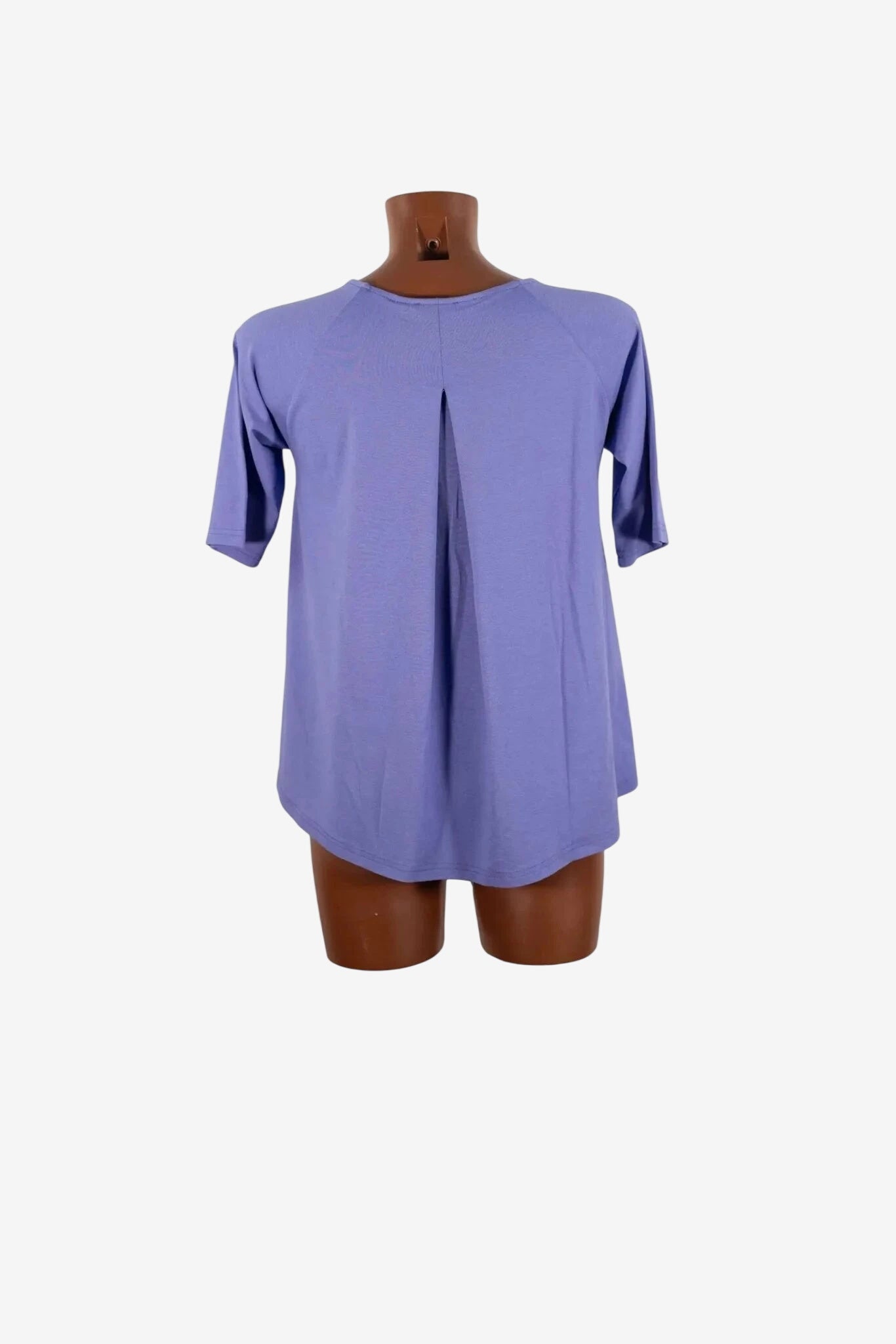 Maglia color lavanda a maniche corte con un dettaglio a piega sul retro.