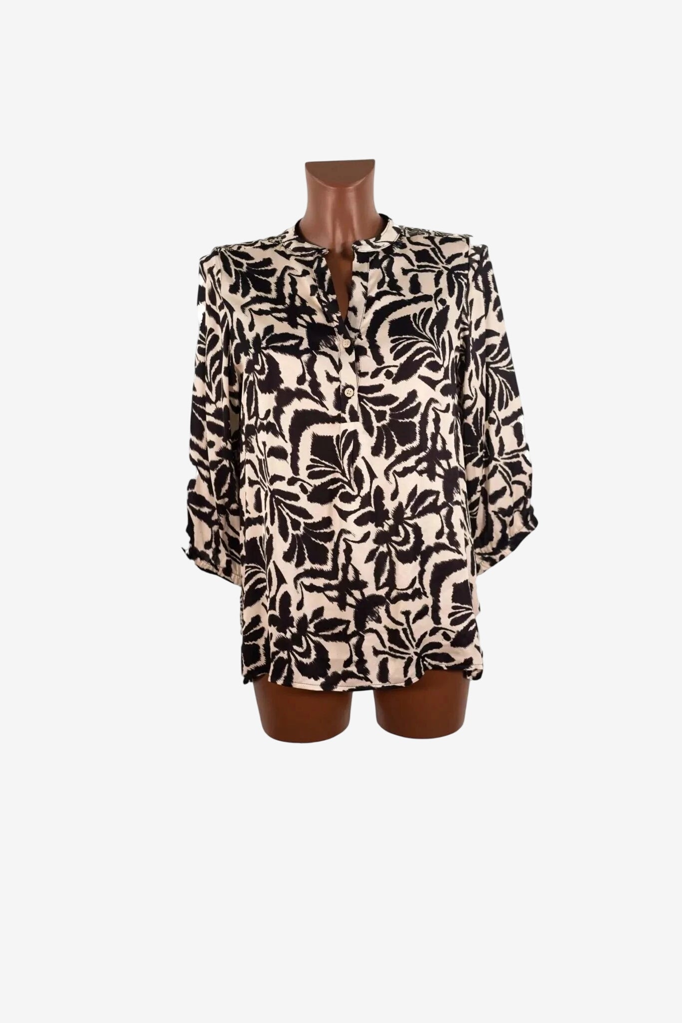 Blusa da donna Moki B in viscosa con stampa damascata nera su fondo chiaro.