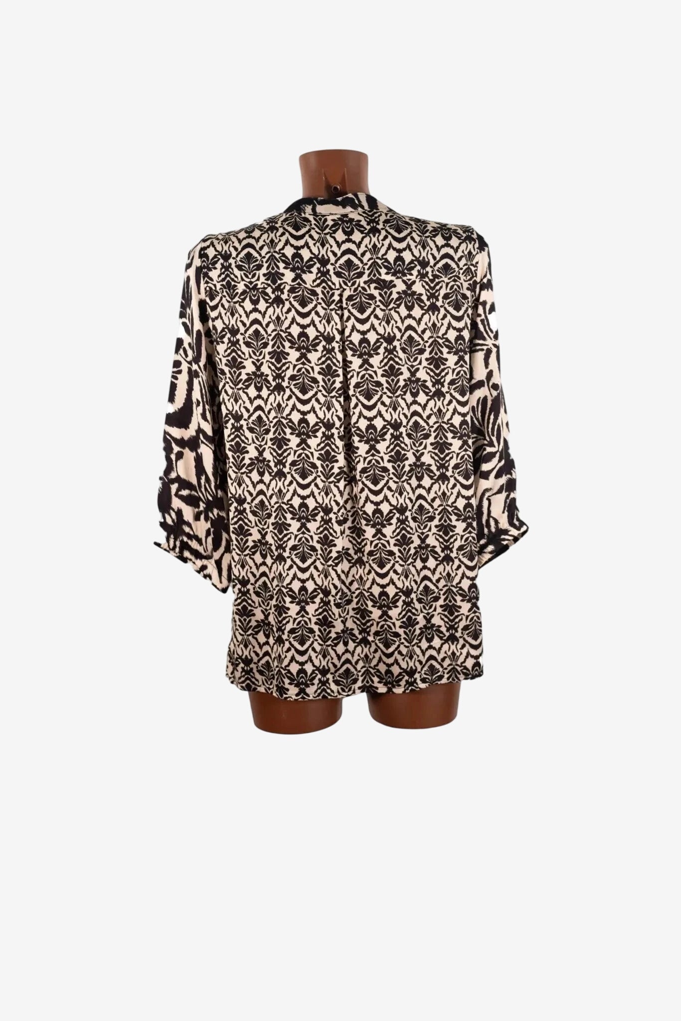 Blusa da donna Moki B in viscosa con stampa damascata nera su fondo chiaro.