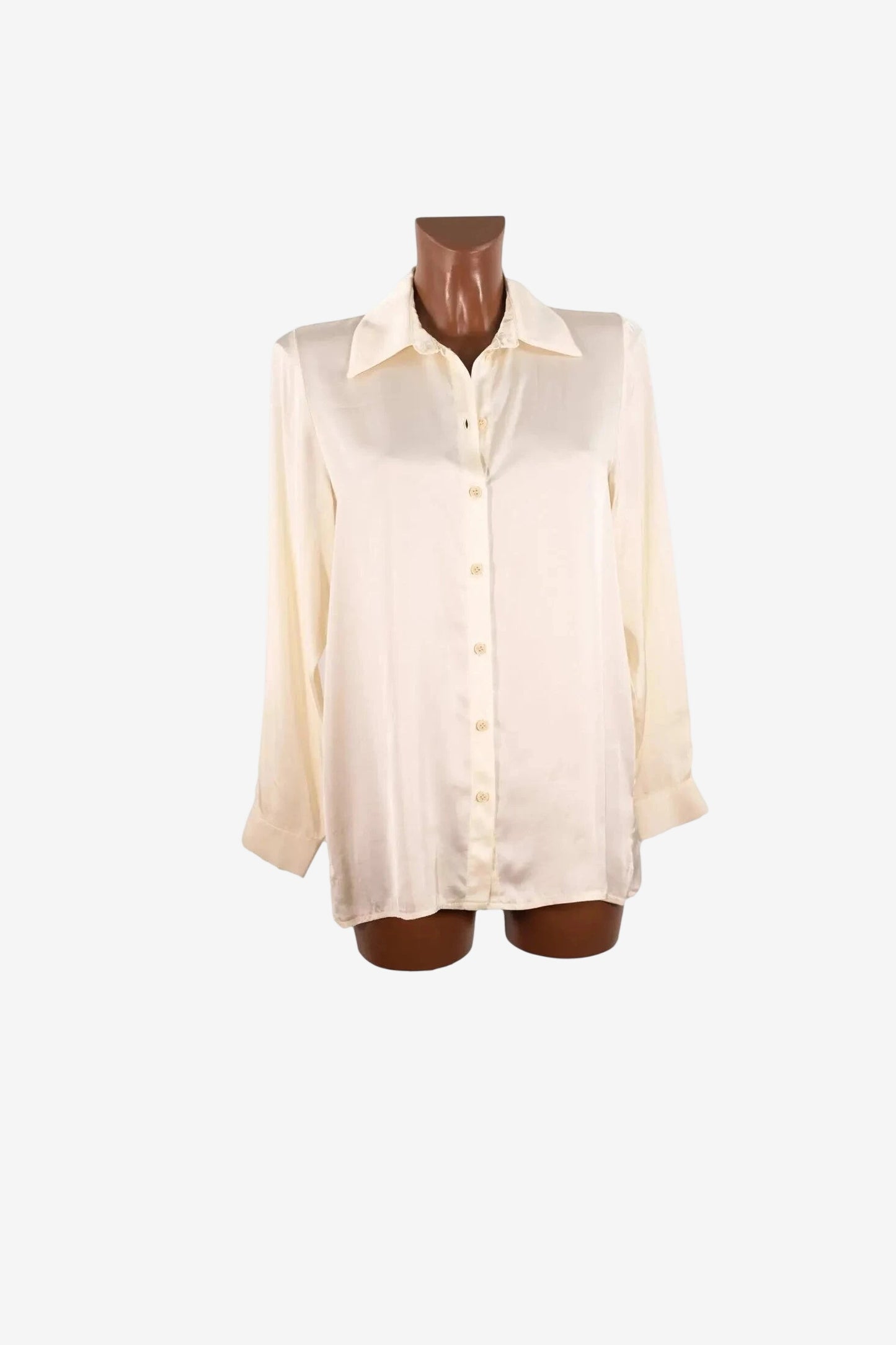 Camicia a maniche lunghe in raso avorio di viscosa con colletto classico e chiusura a bottoni.