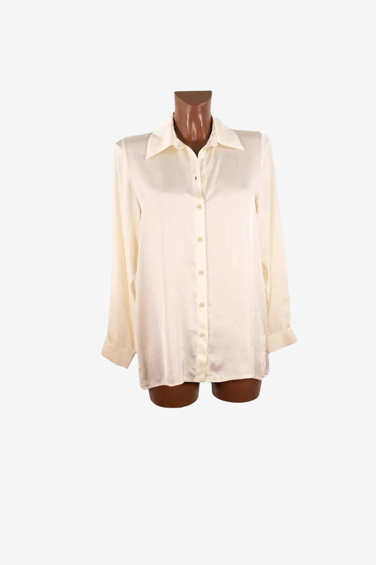 Camicia a maniche lunghe in raso avorio di viscosa con colletto classico e chiusura a bottoni.