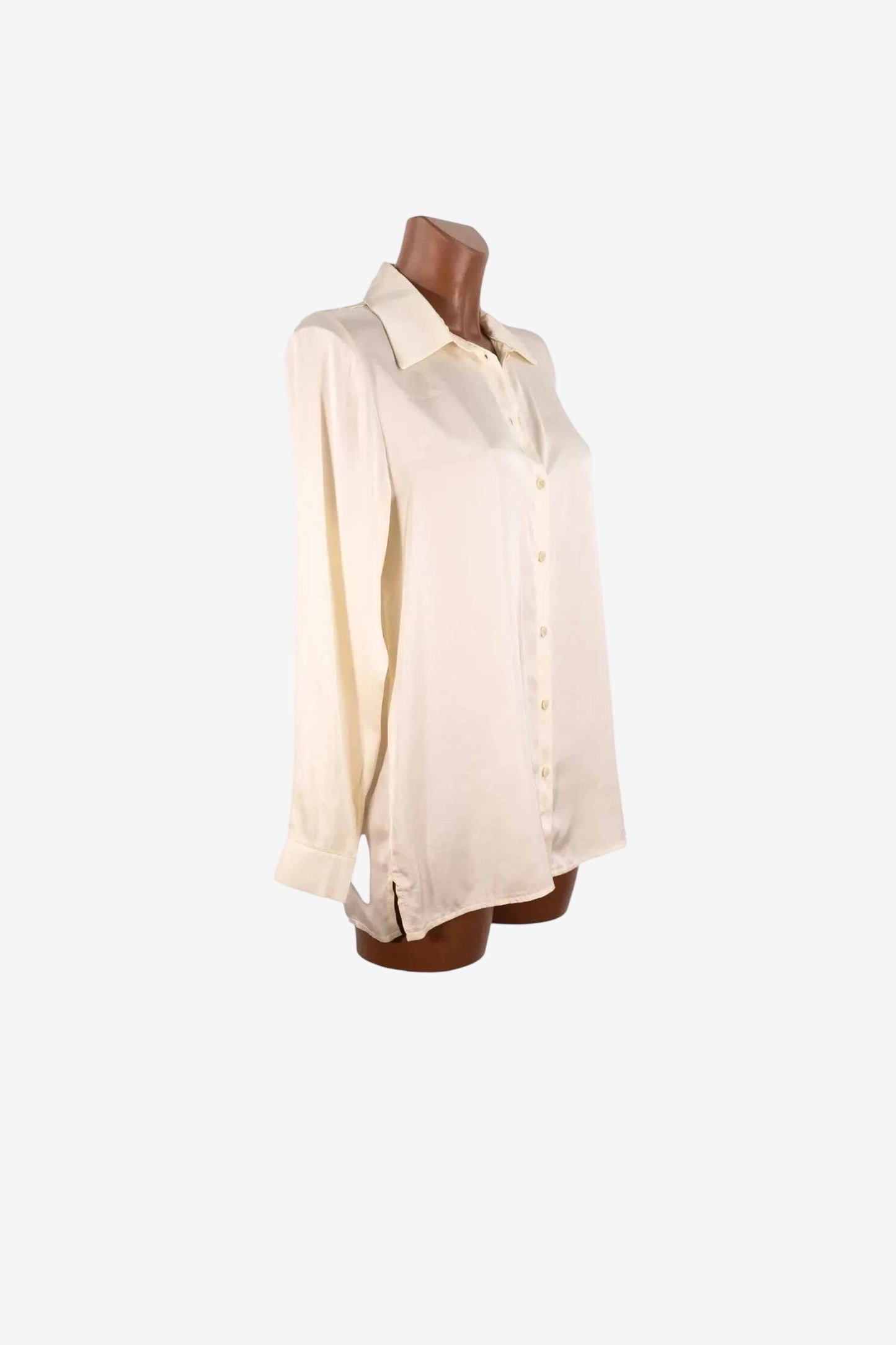 Camicia Moki B in raso avorio di viscosa con colletto classico e chiusura frontale a bottoni.