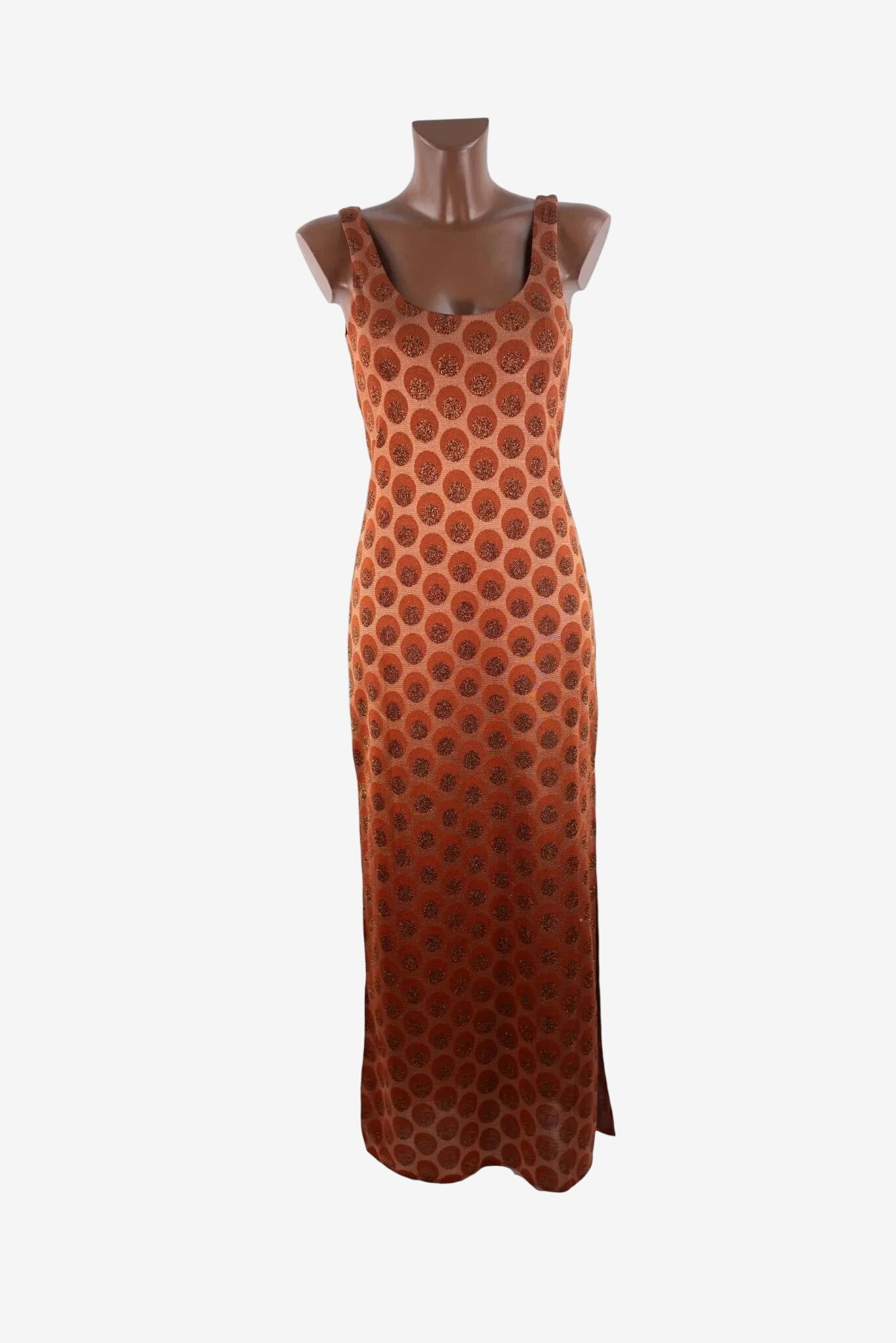 Abito lungo color terracotta con stampa a pois, scollo rotondo e spacco laterale.