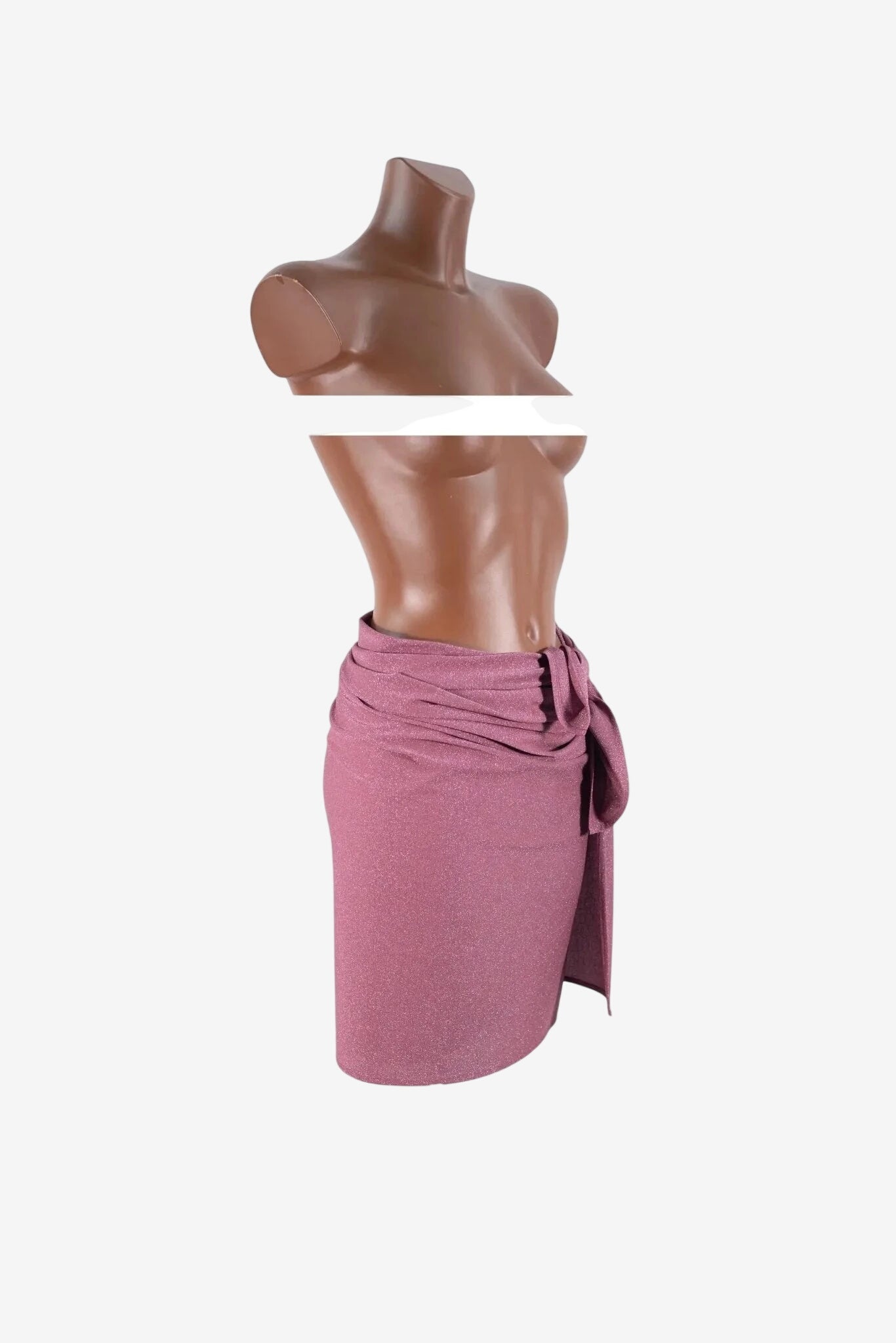 Pareo da donna Otro Amor in viscosa rosa con dettagli lurex, indossato su un manichino.