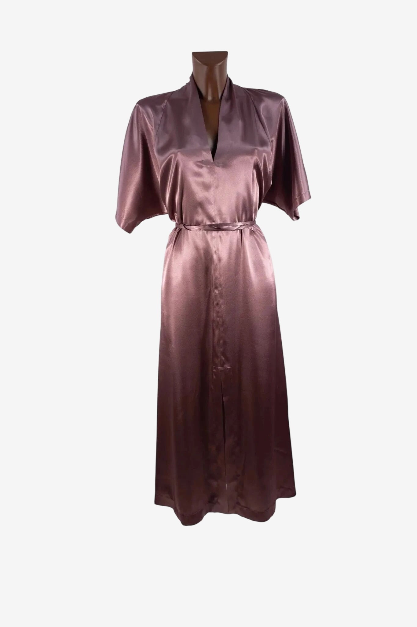 Abito lungo in raso color malva con scollo a V, maniche corte e cintura in vita.