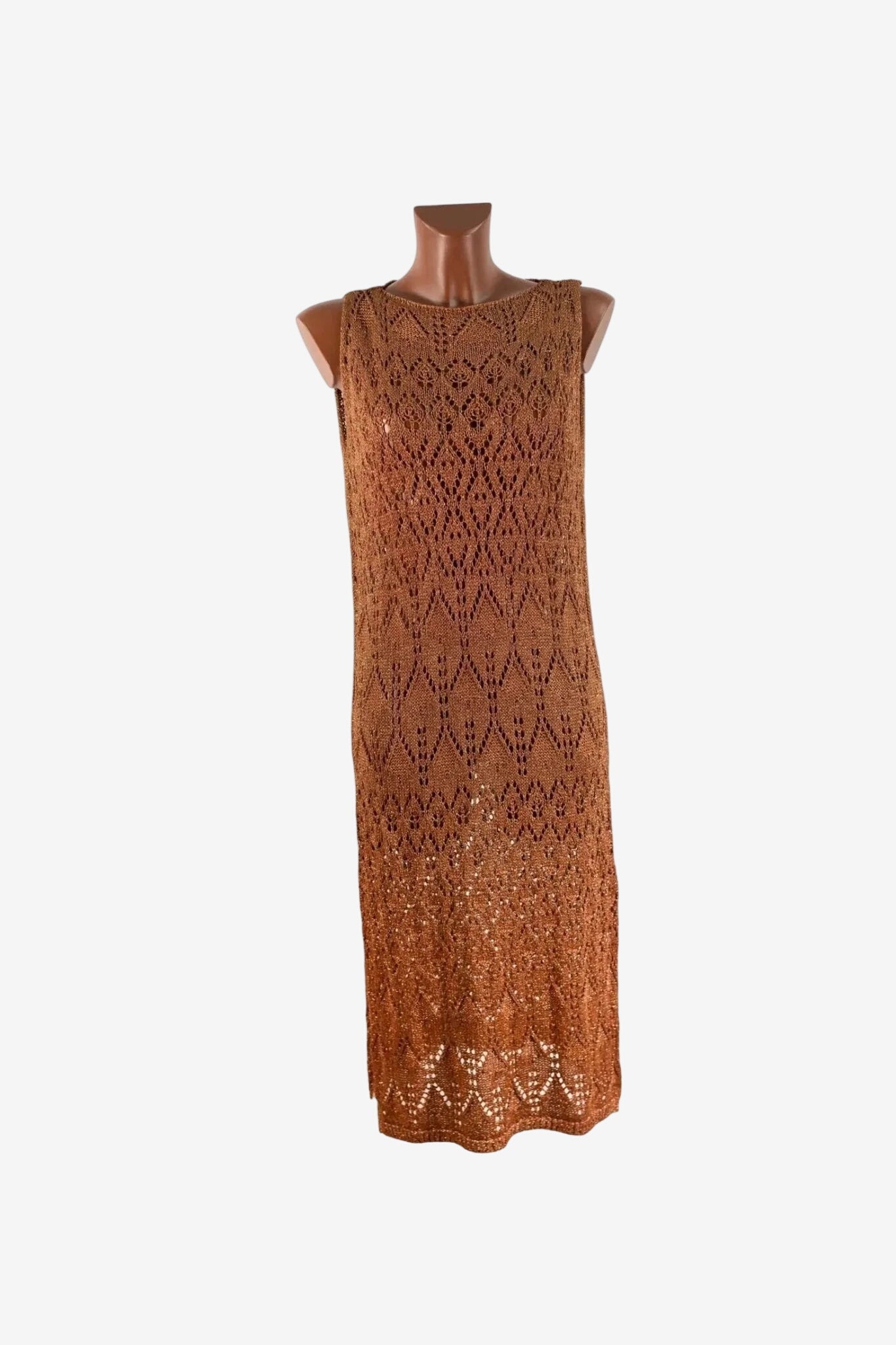 Abito lungo in maglia lurex color bronzo con lavorazione traforata e spacchi laterali.