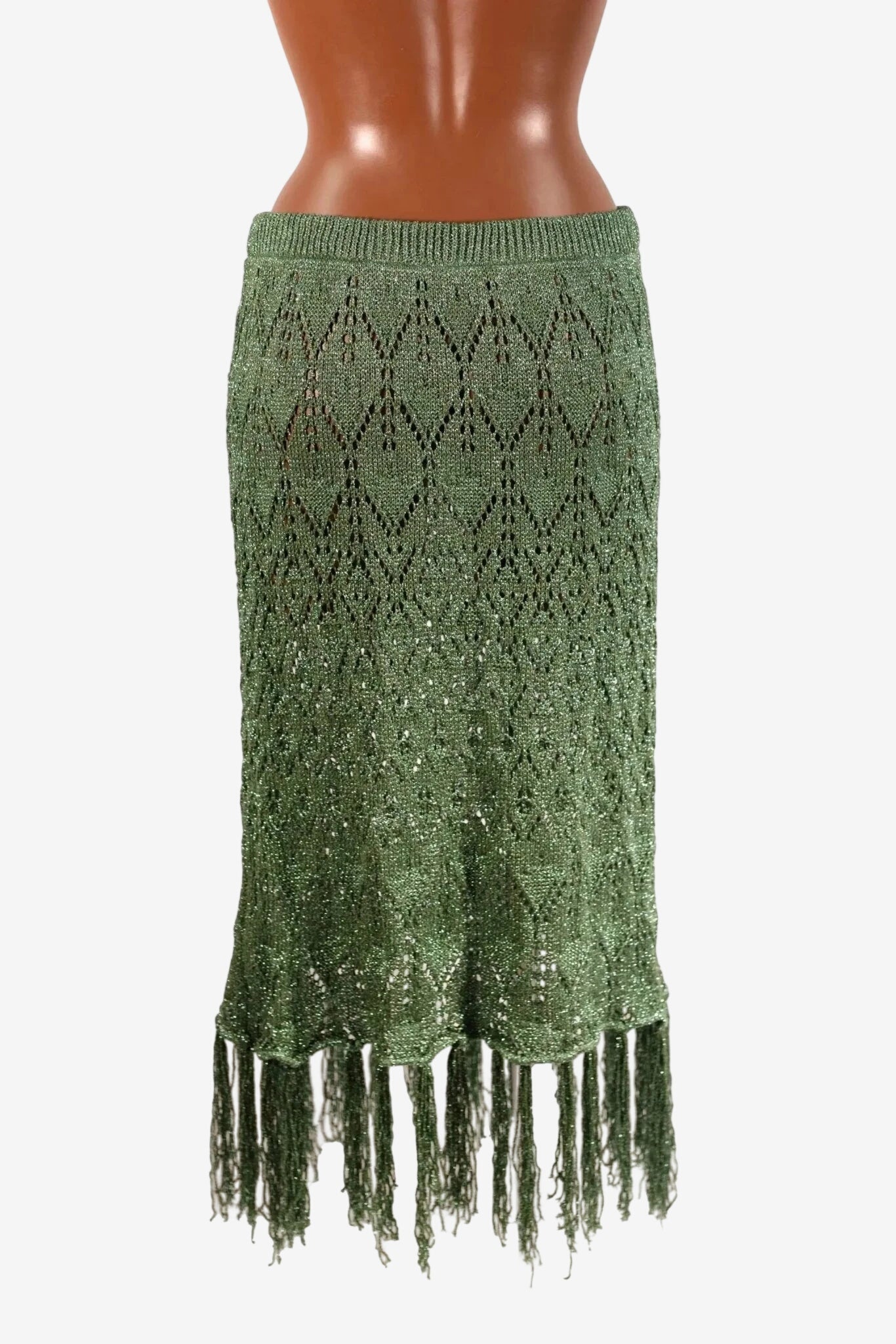 Gonna midi in lurex verde con lavorazione traforata e orlo sfrangiato.