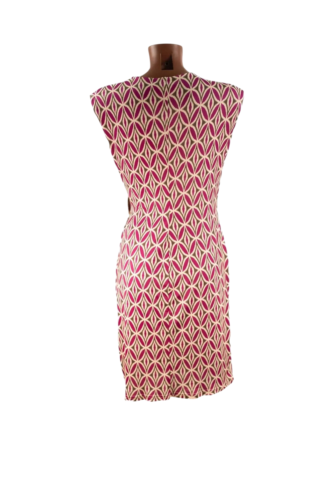 Abito corto a portafoglio con fantasia geometrica nei toni del rosa e del marrone.