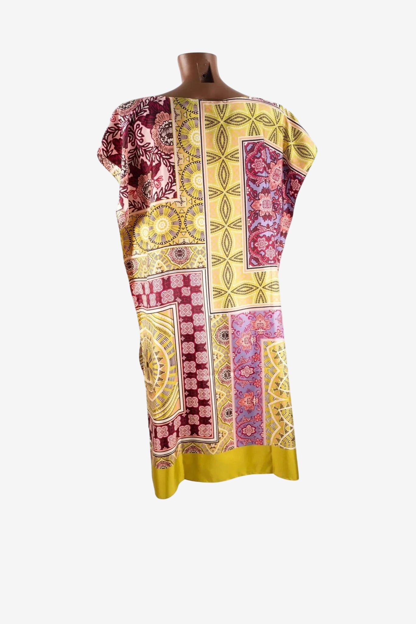 Caftano corto con stampa geometrica e floreale multicolore su fondo giallo e bordeaux.