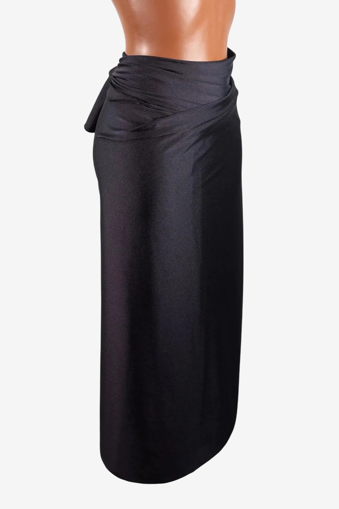 Pareo donna nero elasticizzato di Olivia Gold indossato come gonna lunga.
