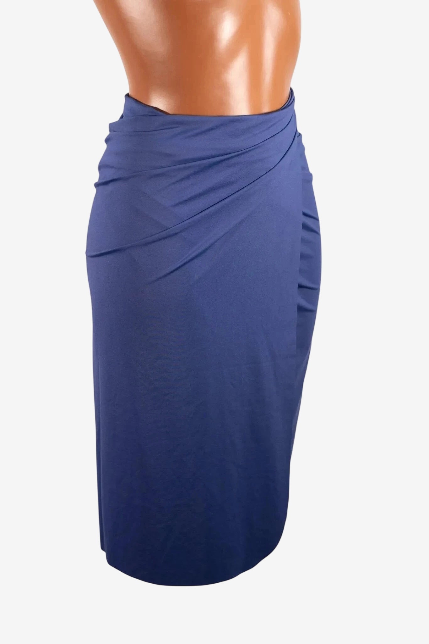 Pareo donna Marette blu elasticizzato con drappeggio frontale su manichino.