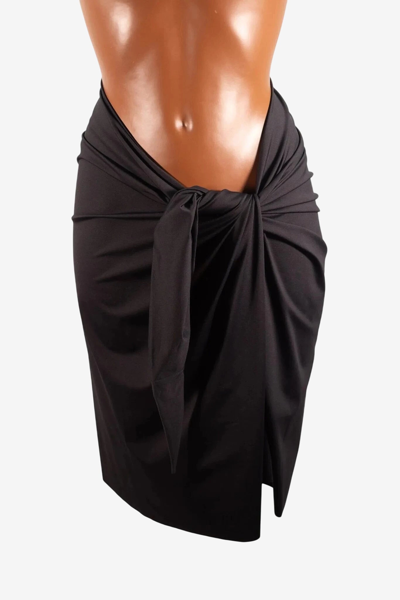 Pareo da donna nero elasticizzato con chiusura a nodo frontale.