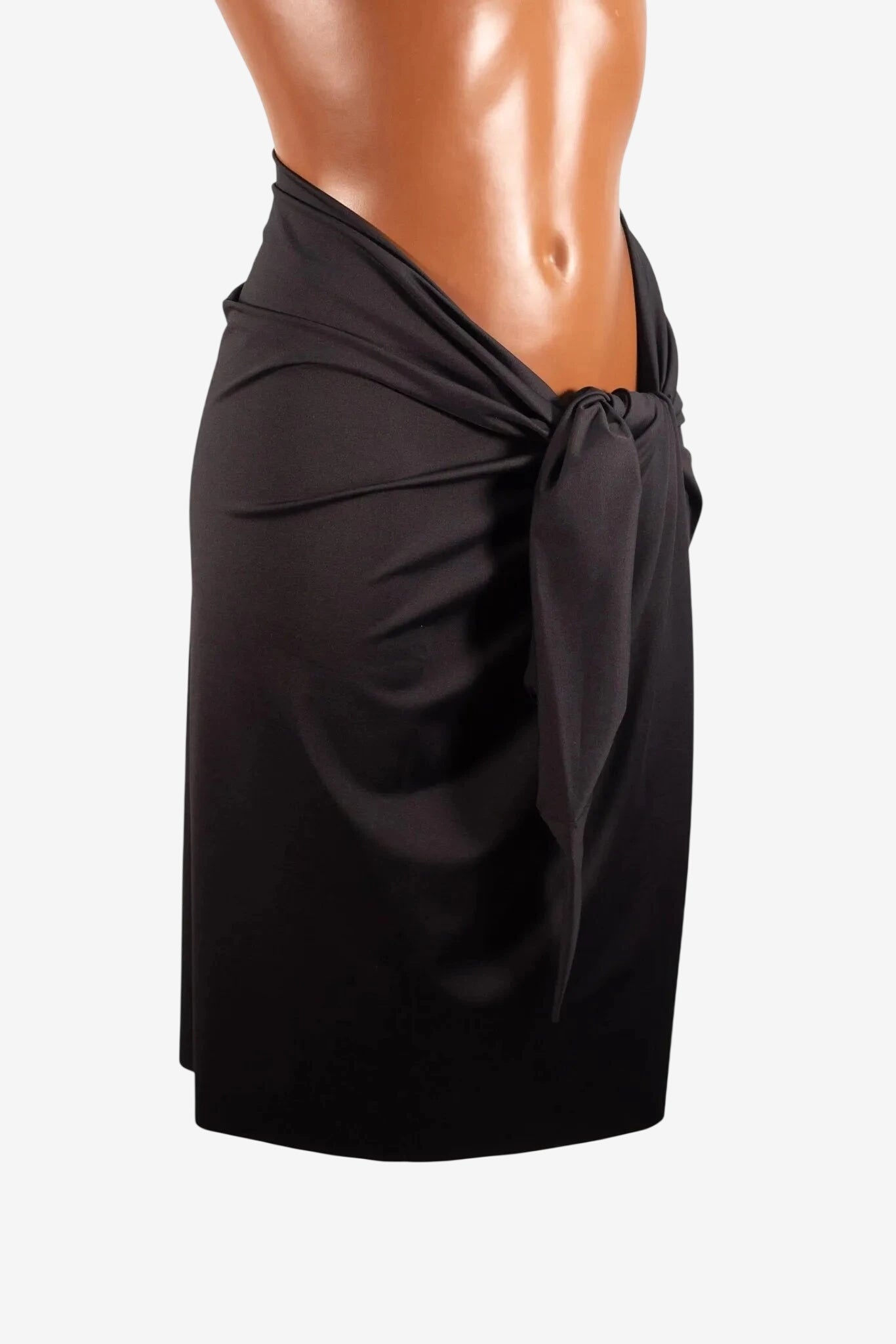 Pareo da donna Marette nero in tessuto elasticizzato annodato in vita.