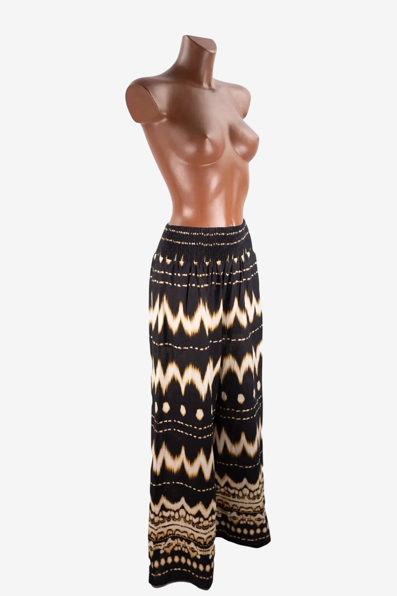 Pantapalazzo nero con fantasia geometrica a zig zag e vita alta elasticizzata su manichino.