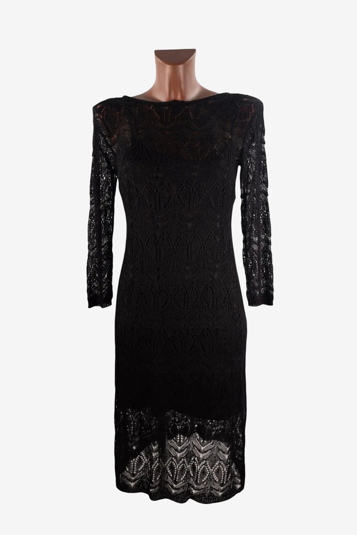 Abito lungo nero in pizzo con maniche lunghe e design a trama traforata.