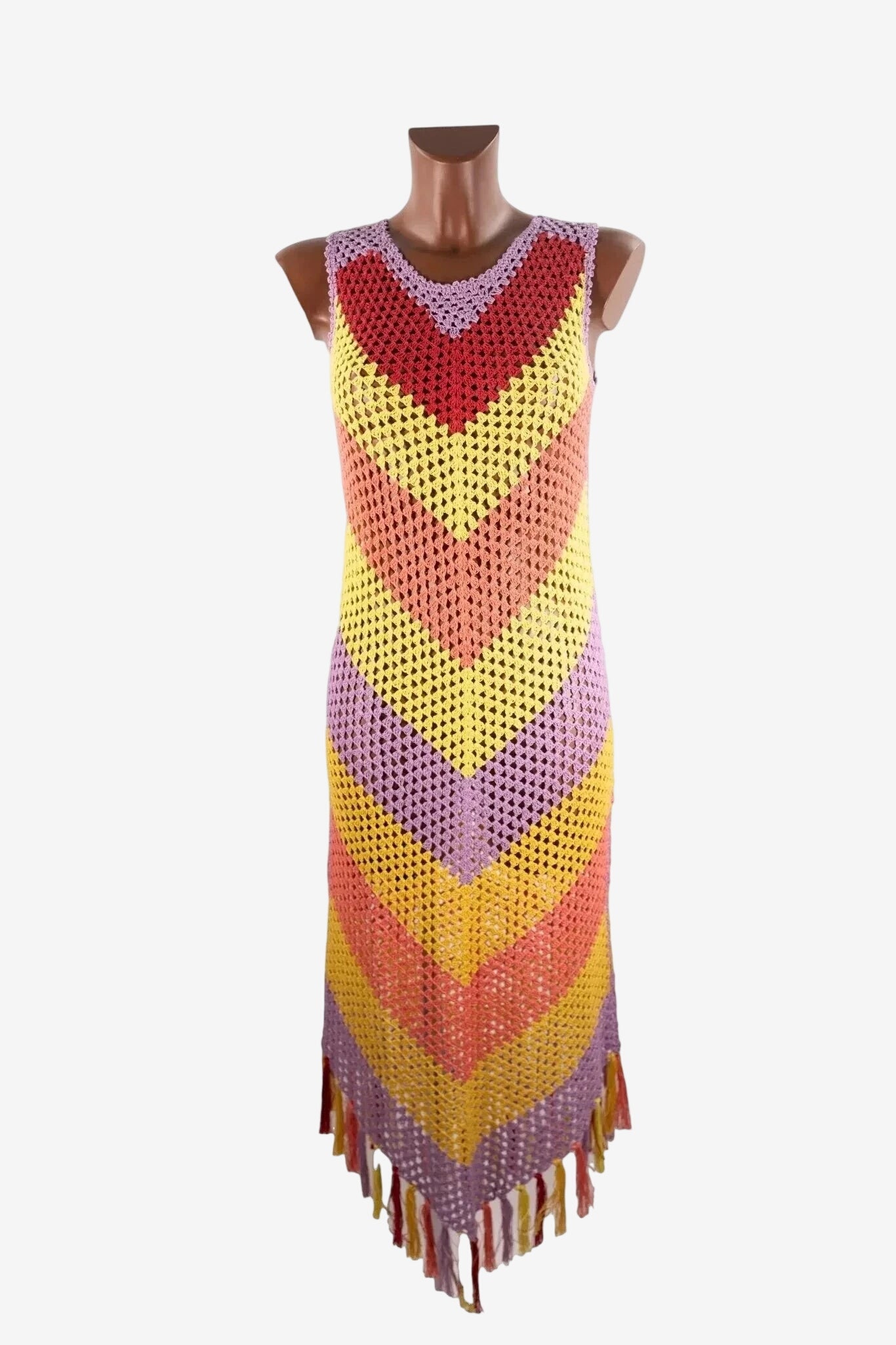 Abito midi da donna in cotone multicolor con motivo a chevron e frange sul fondo.