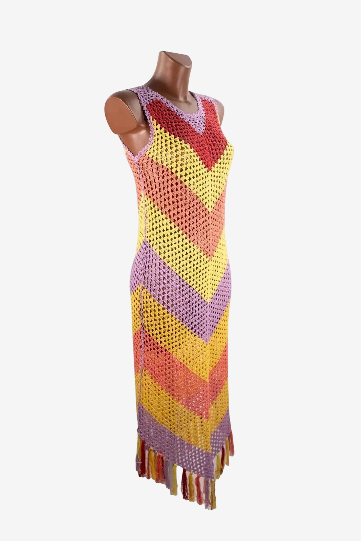 Abito midi da donna in cotone multicolor con motivo a zig zag e frange sul fondo.