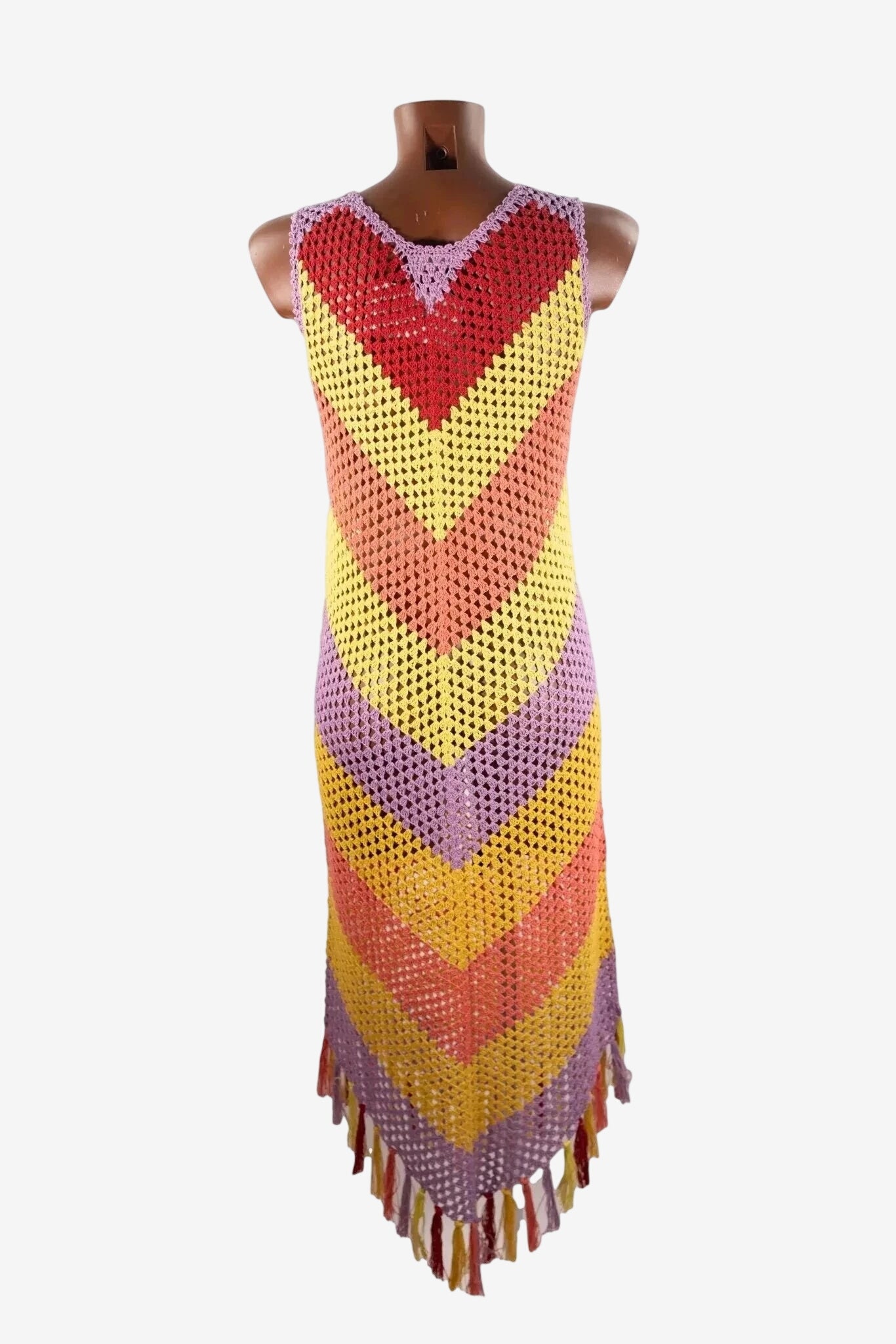 Abito midi da donna in cotone multicolor con motivo a chevron e frange sul fondo.