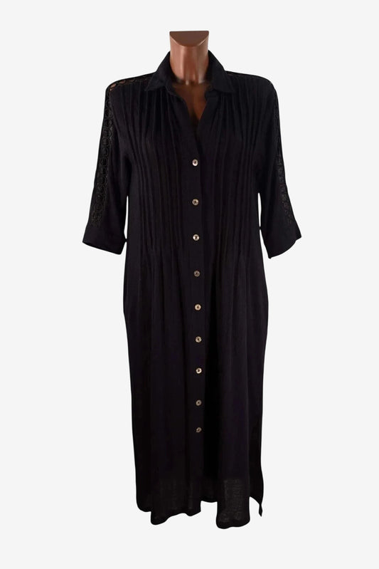 Abito camicia lungo nero con maniche a tre quarti e dettagli in pizzo sulle spalle.