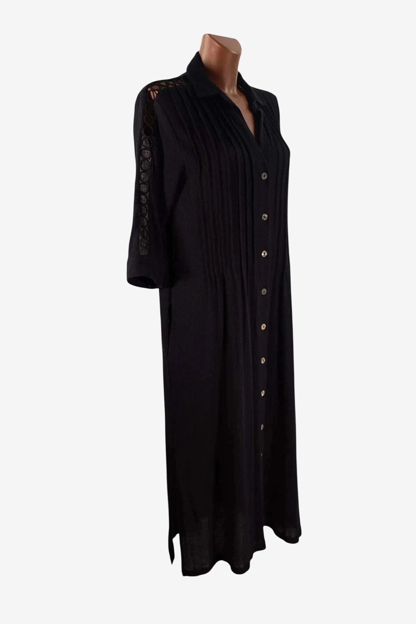 Abito camicia lungo nero con maniche a tre quarti e dettagli in pizzo sulle spalle.