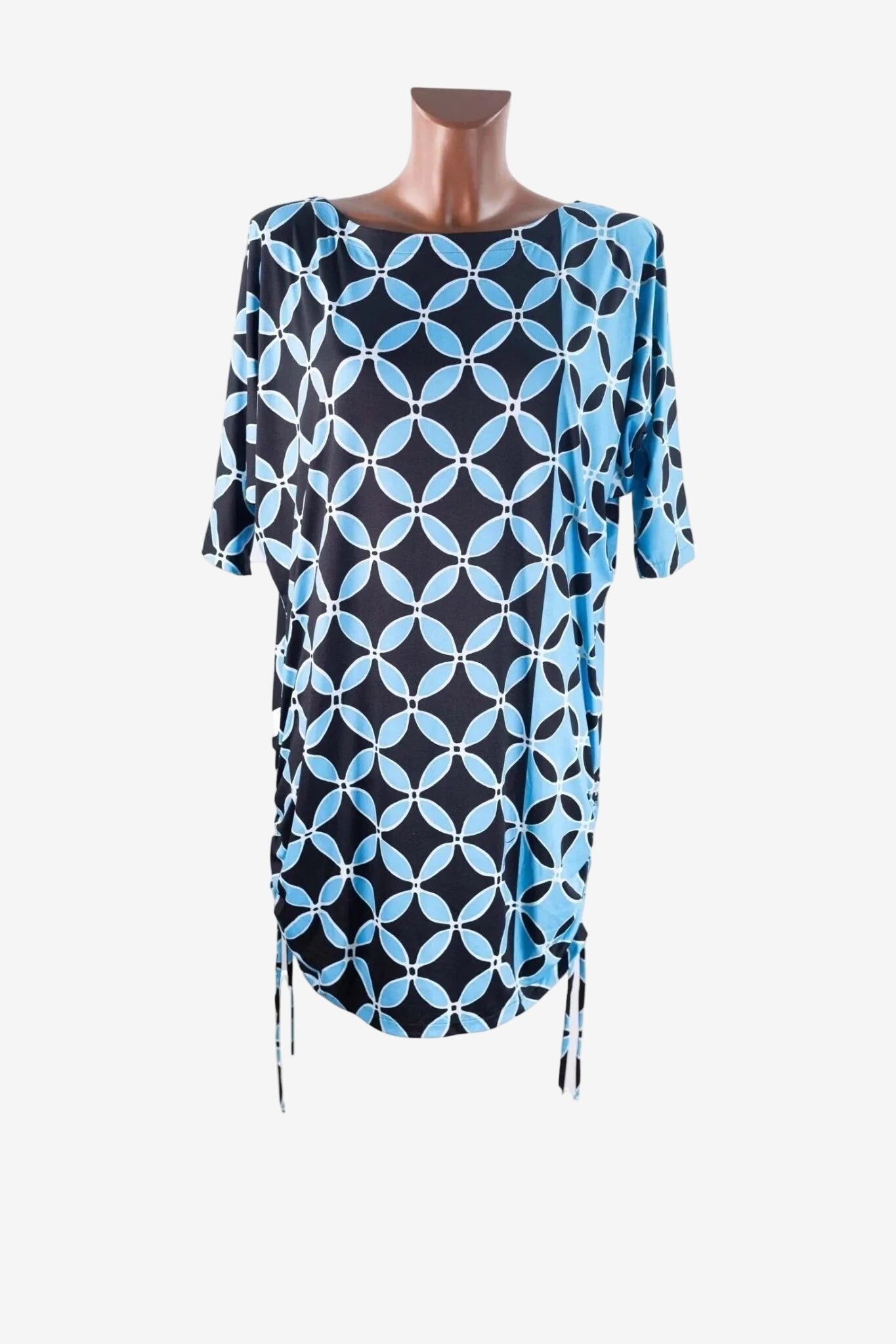 Abito corto a maniche corte con stampa geometrica blu e nera e coulisse laterali.
