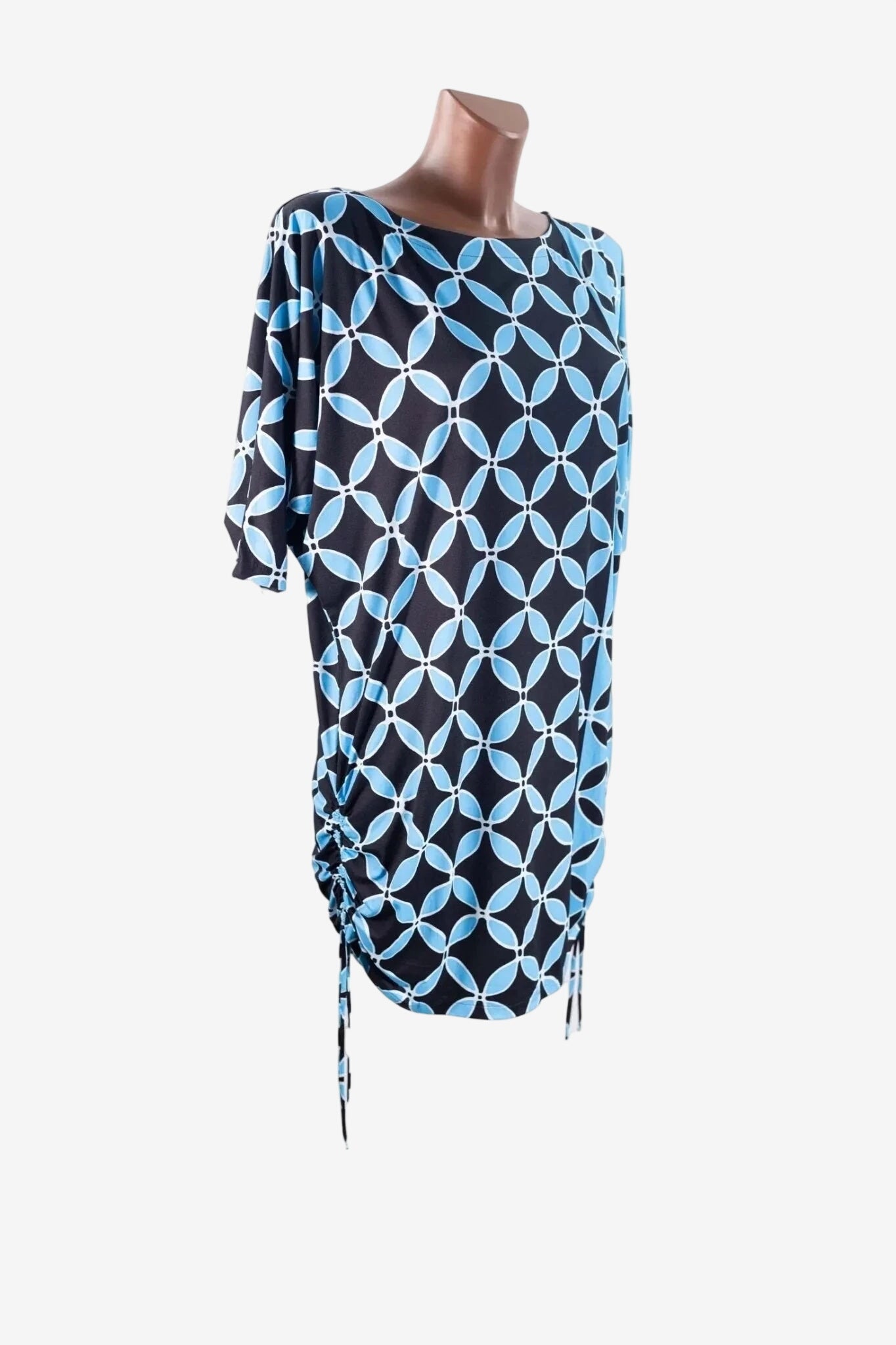 Abito corto nero e azzurro con stampa geometrica e coulisse laterali.