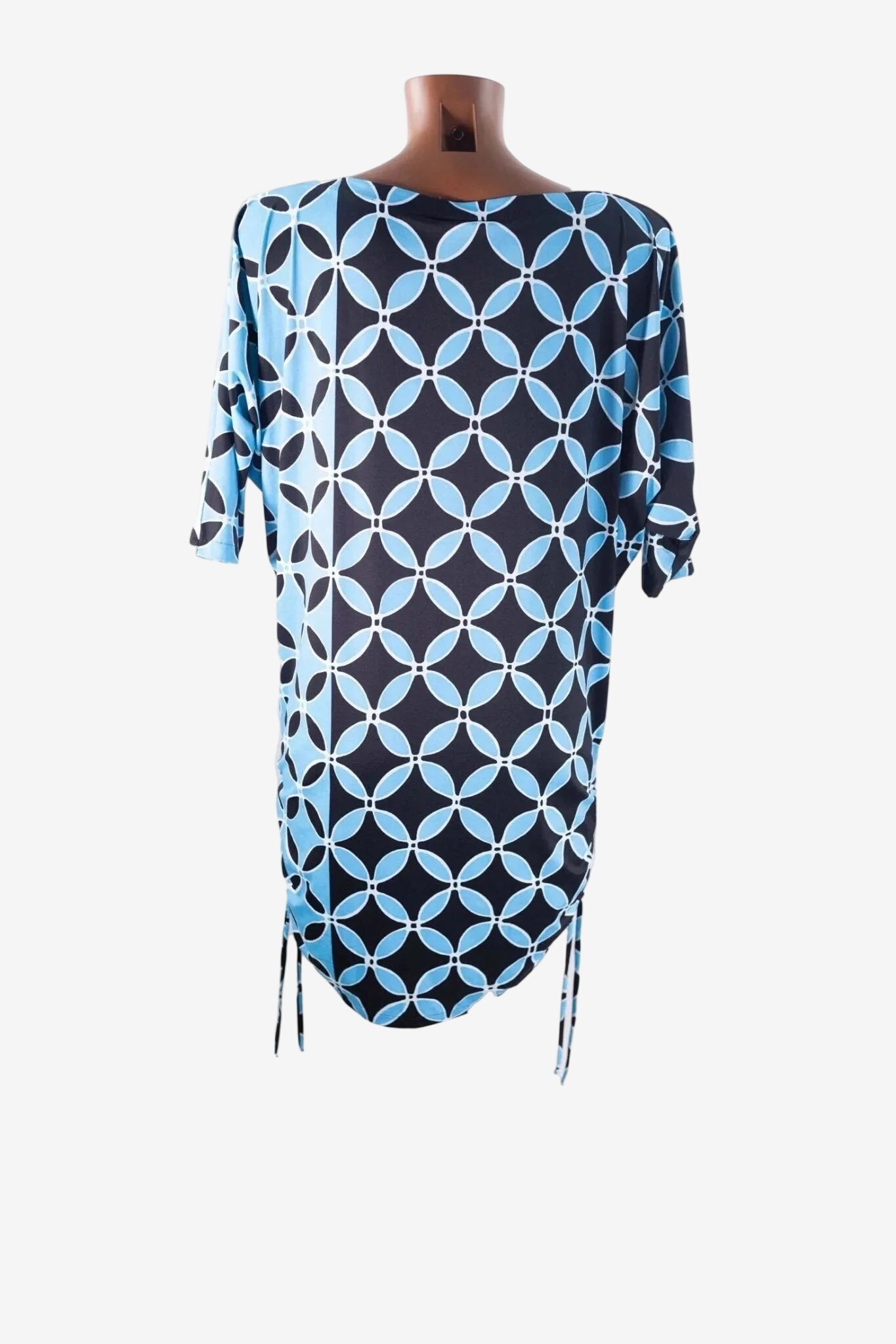 Abito corto senza maniche di colore nero con scollo rotondo.