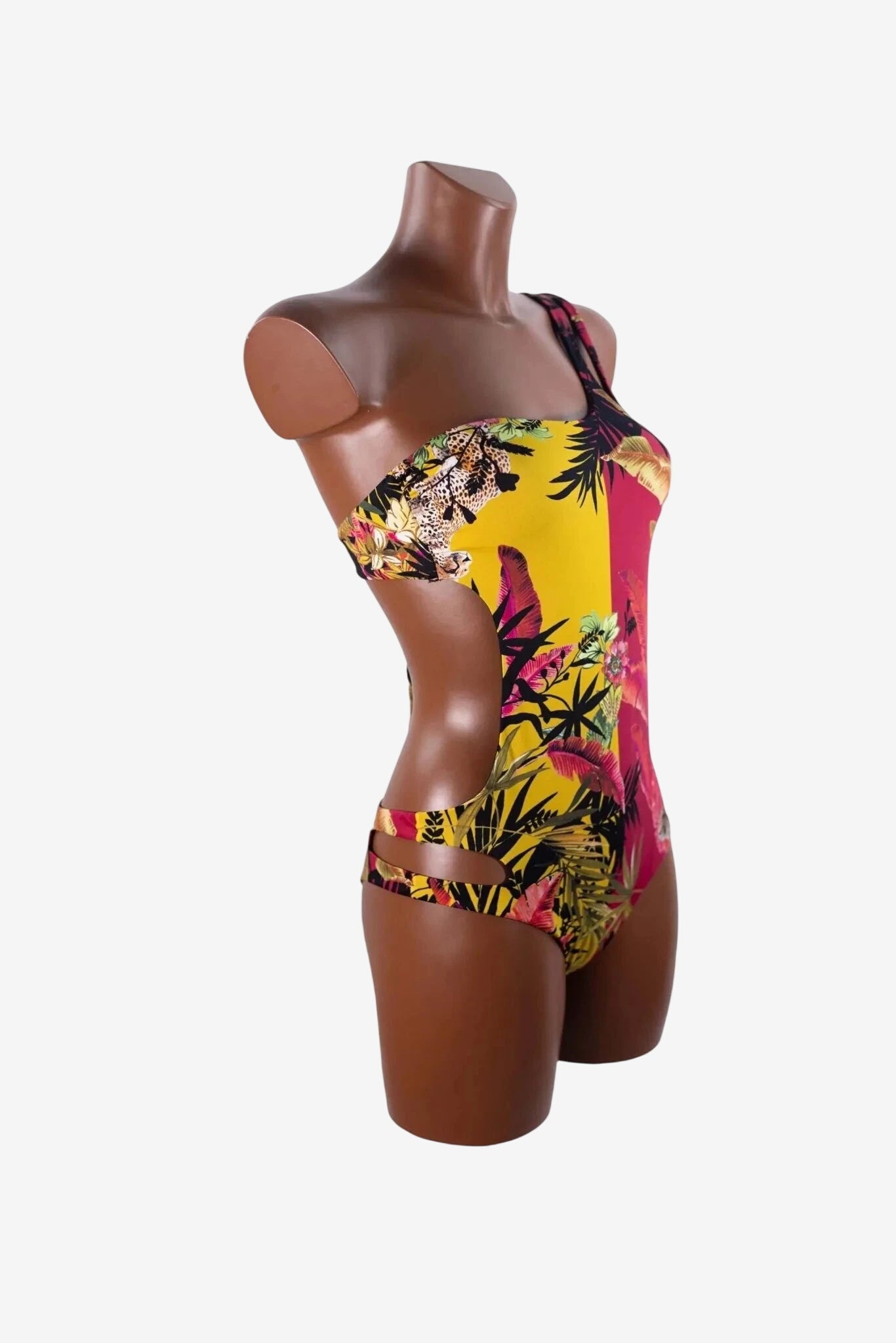 Costume intero Miss Bikini asimmetrico con stampa floreale e animalier su fondo giallo e rosa.