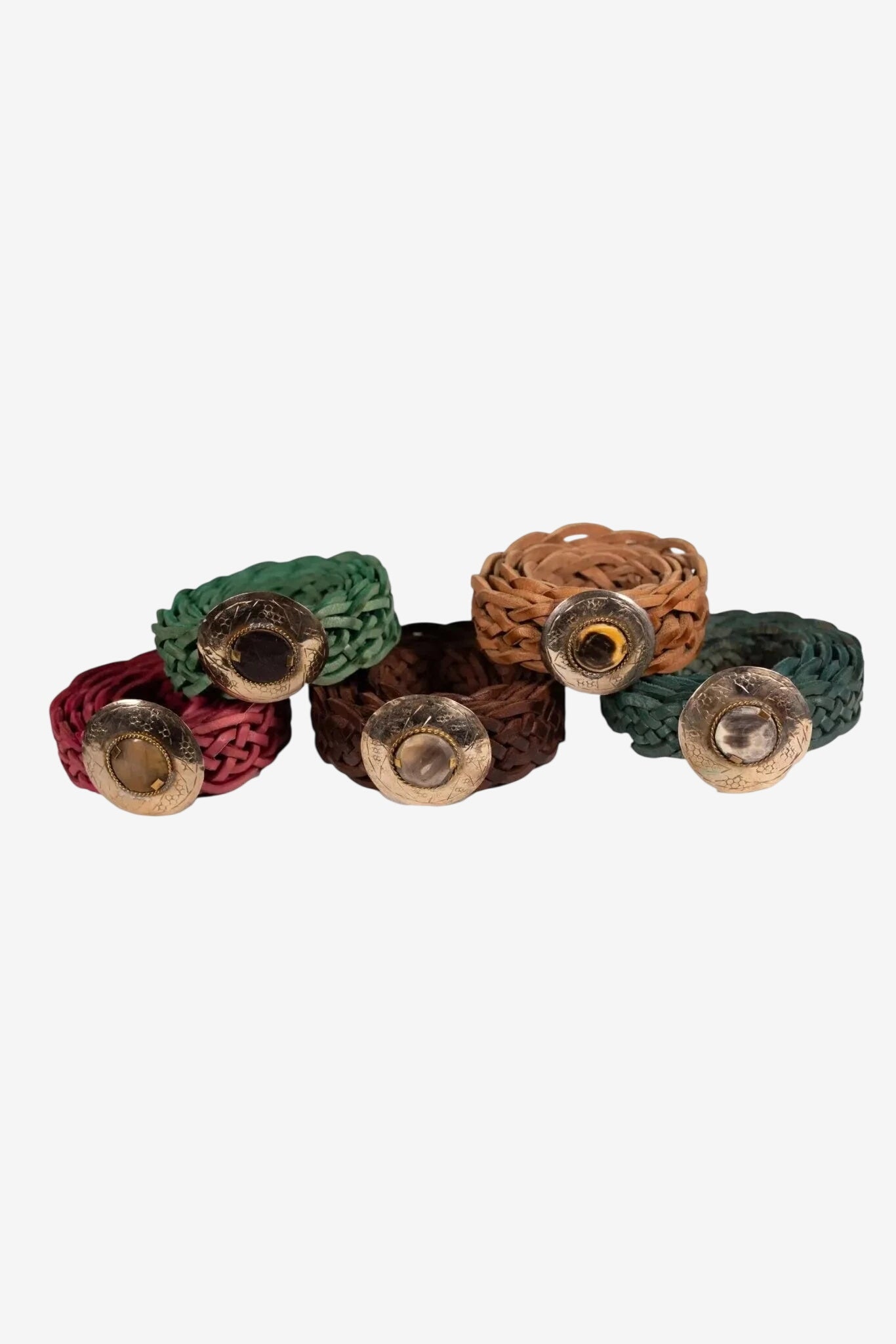 Cinture intrecciate in similpelle in vari colori con fibbia circolare in stile vintage.