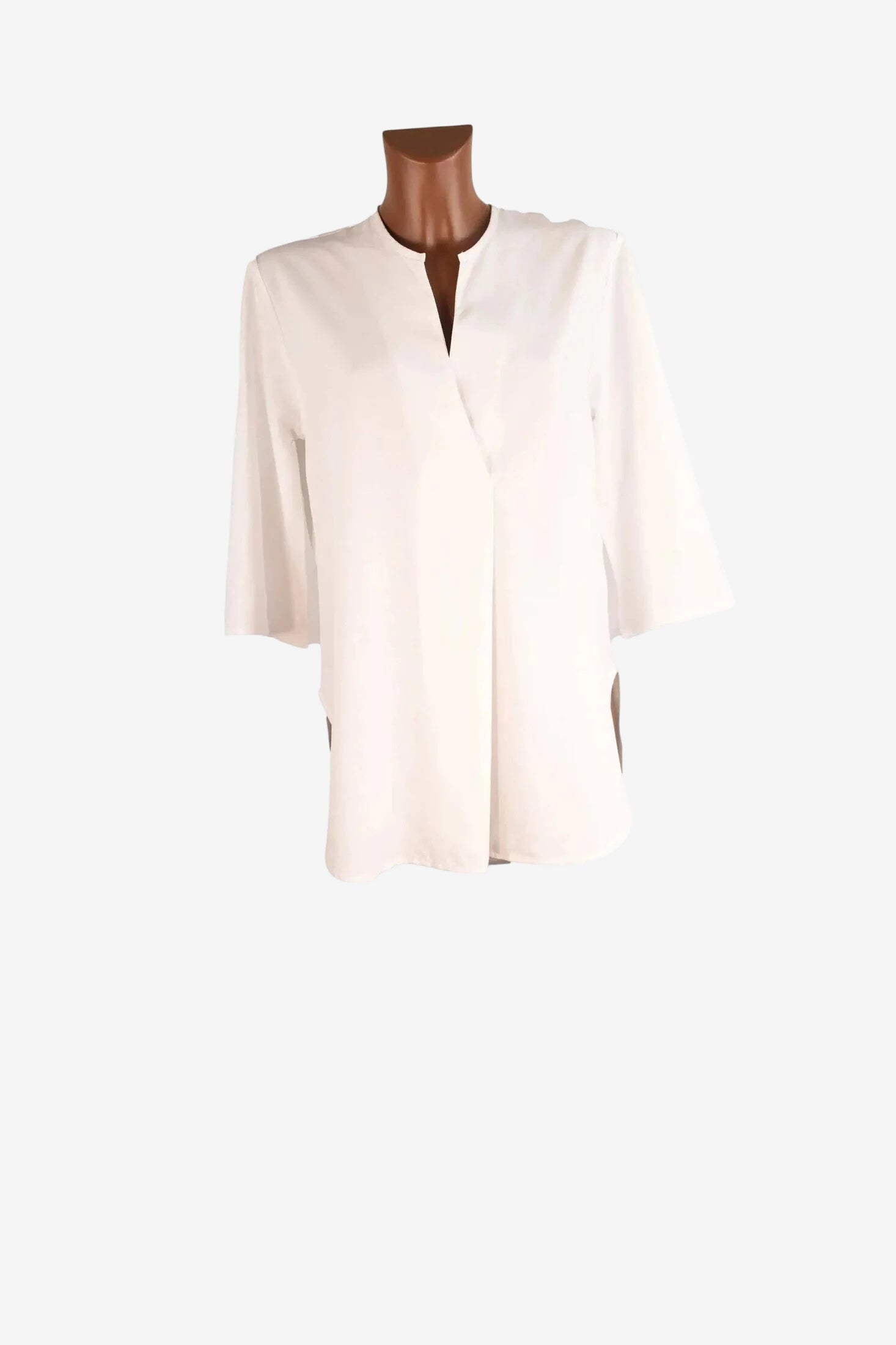 Blusa bianca in misto viscosa e lino con scollo a V e maniche a tre quarti.